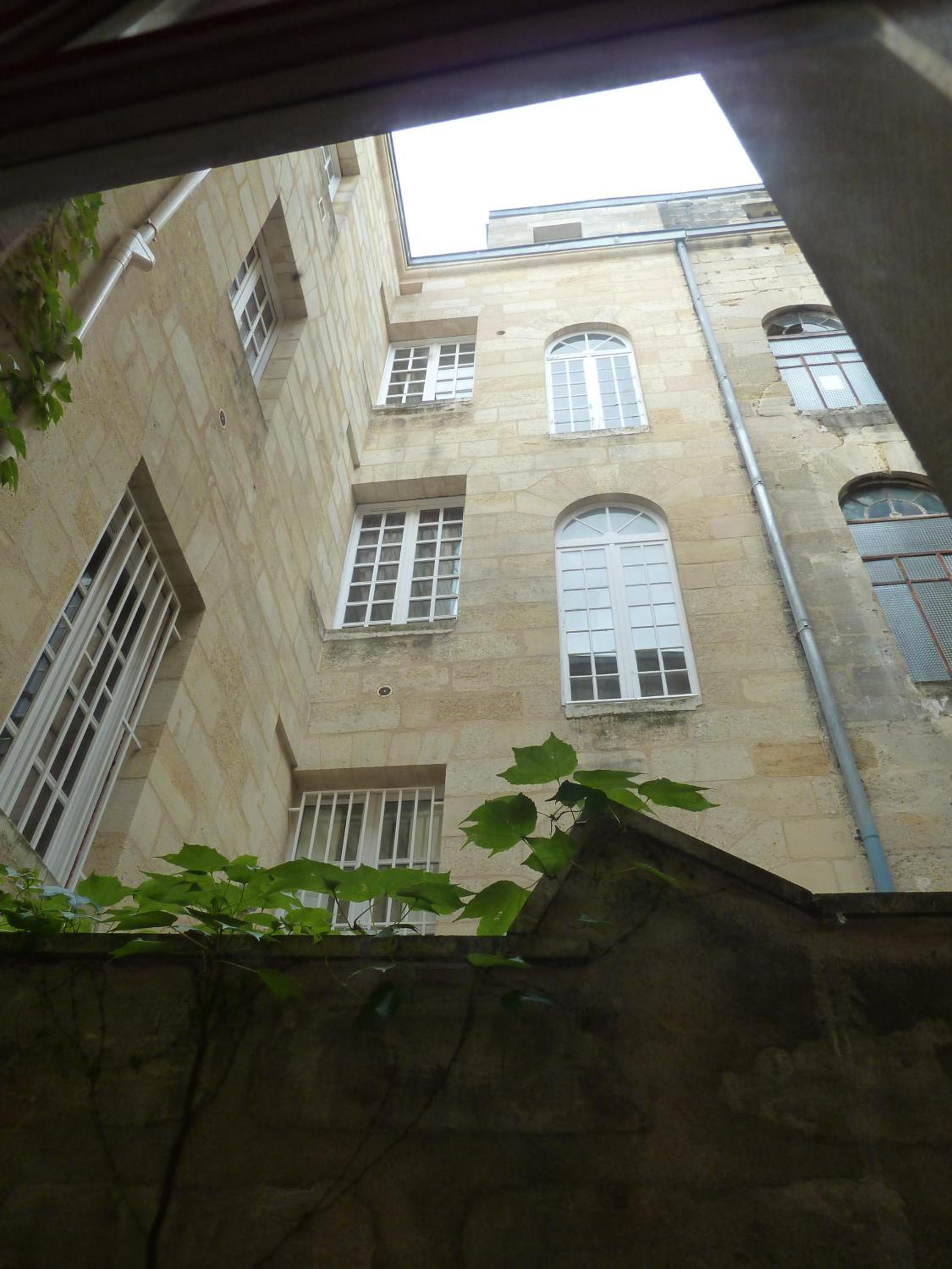 LES TROIS CHANDELIERS un petit paradis en plein centre ville