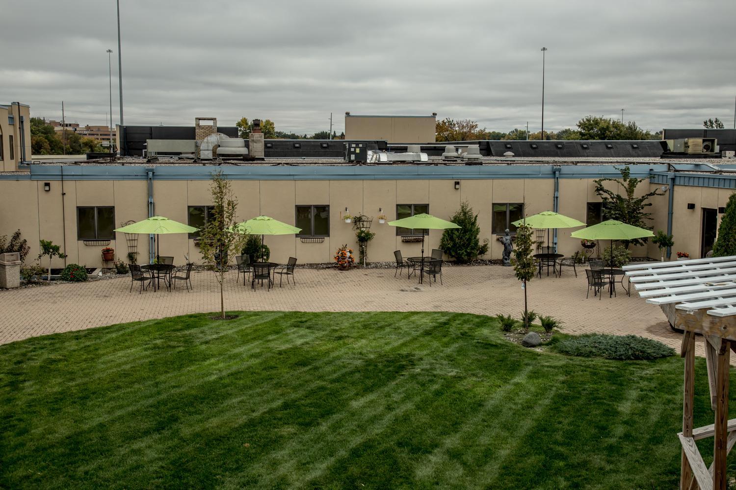 Hotel Baymont by Wyndham Fargo - Image 1