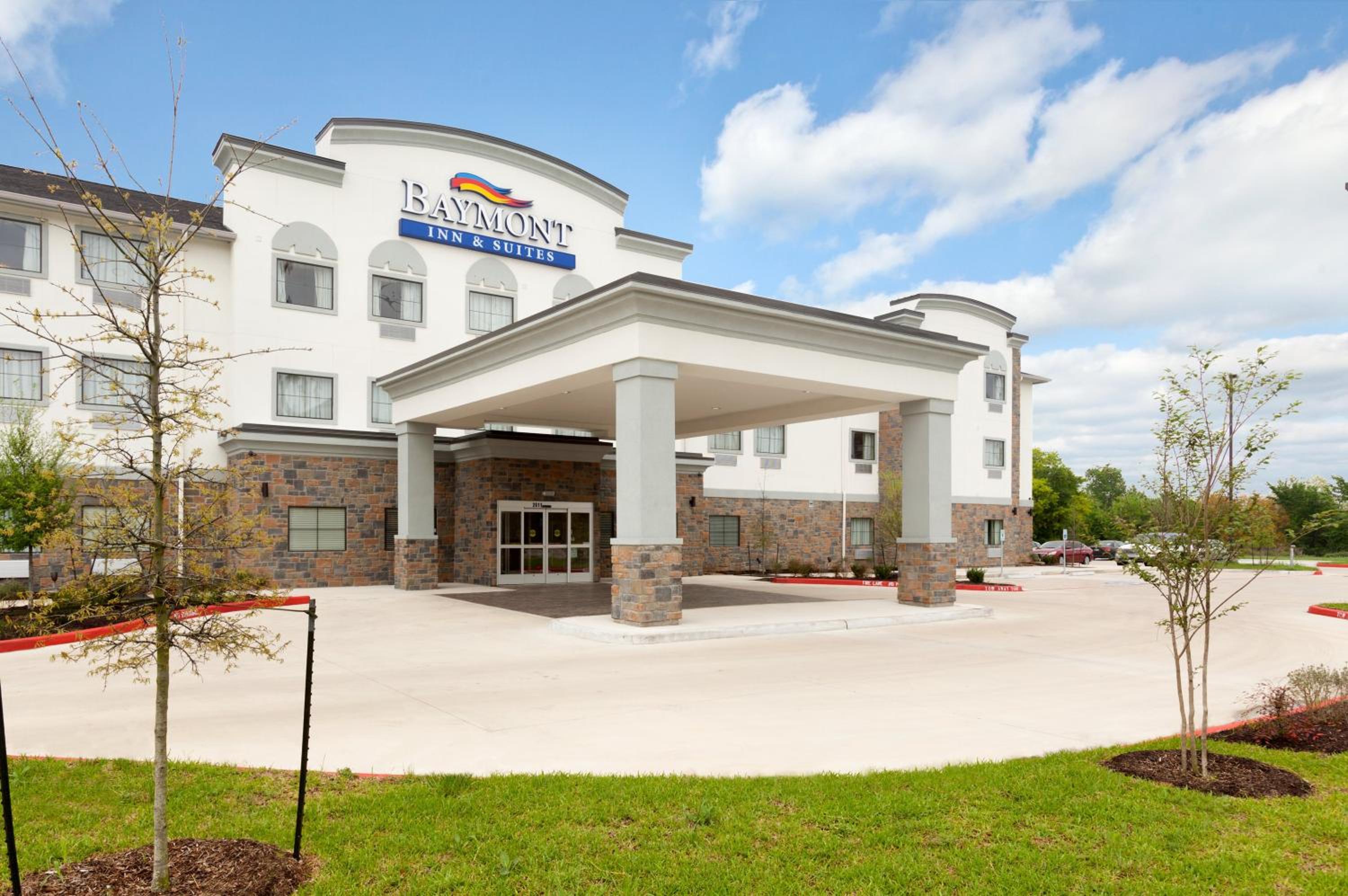Hotel Baymont by Wyndham College Station - Image 1