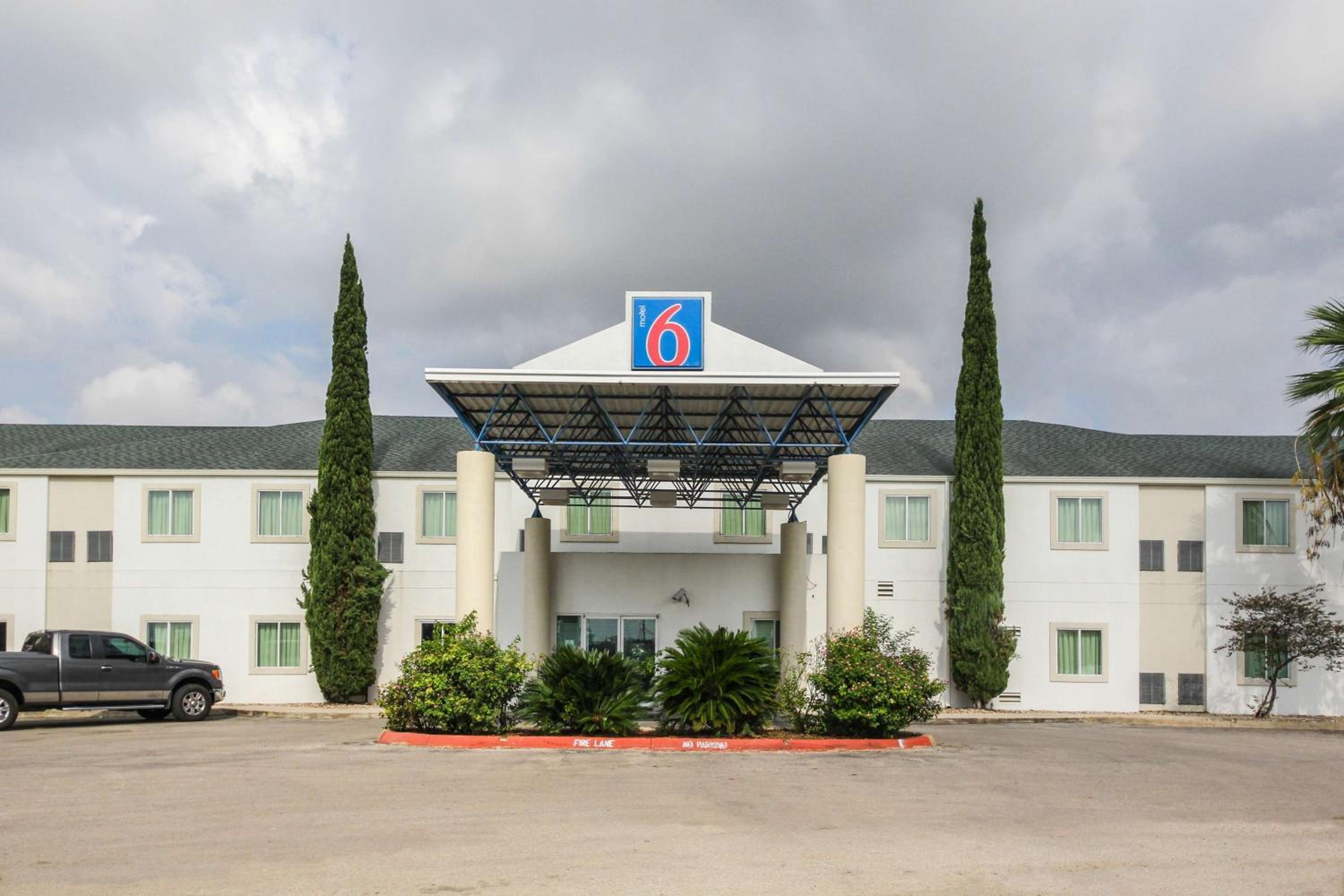 Hotel Motel 6 New Braunfels - Image 1