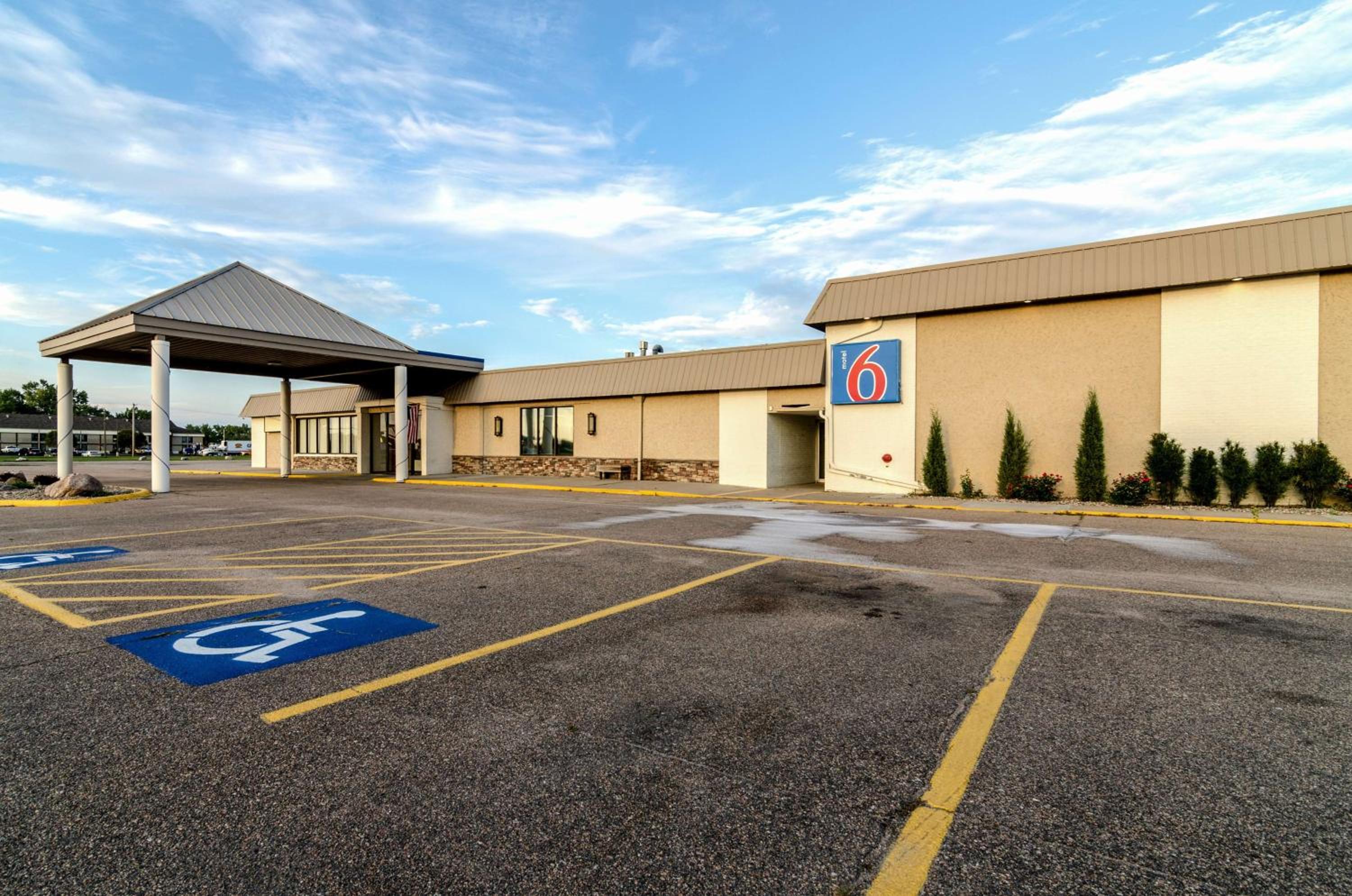 York Vacations - Motel 6-York, NE - Property Image 1