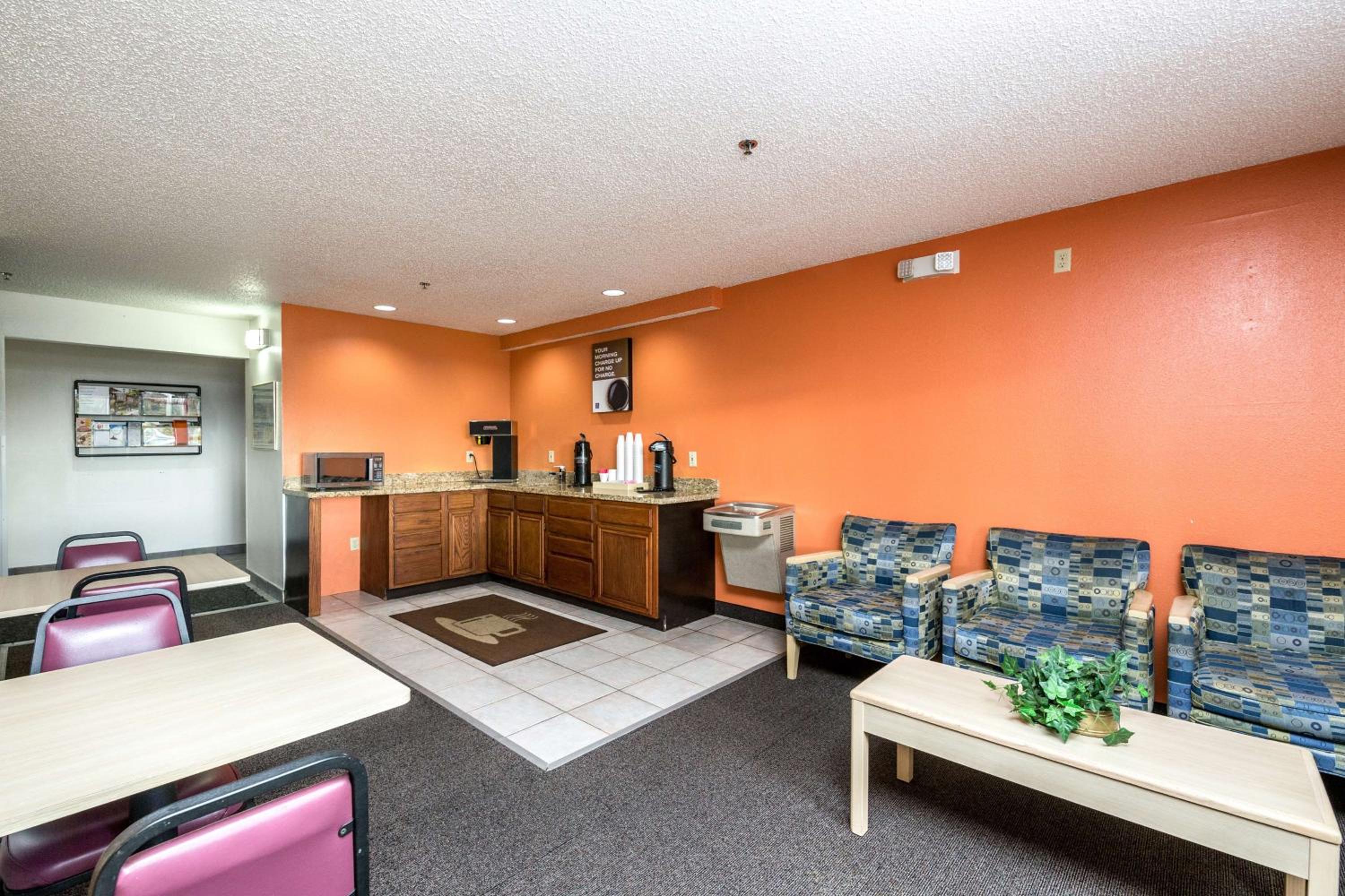 Motel 6-Waterloo, IA