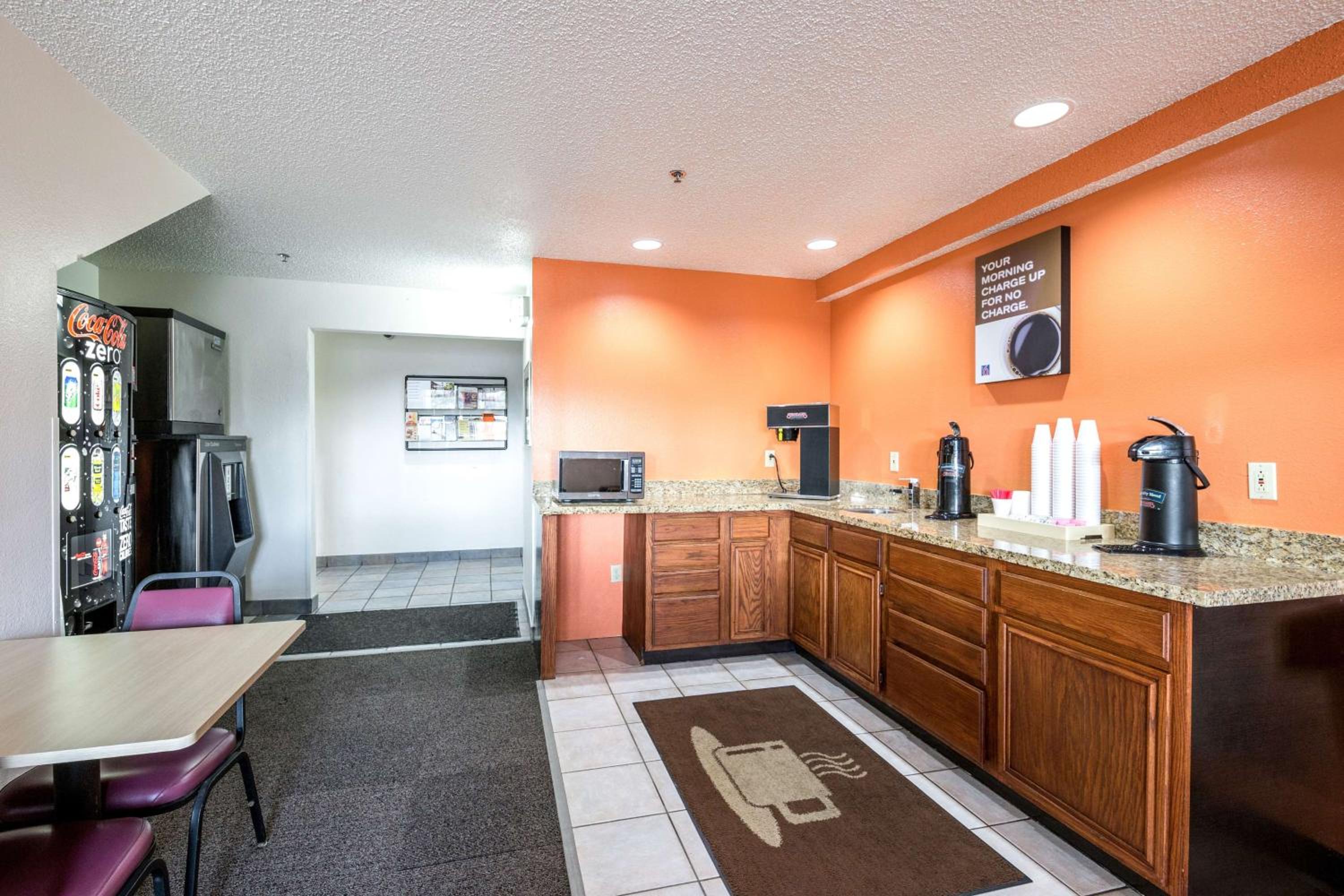 Motel 6-Waterloo, IA