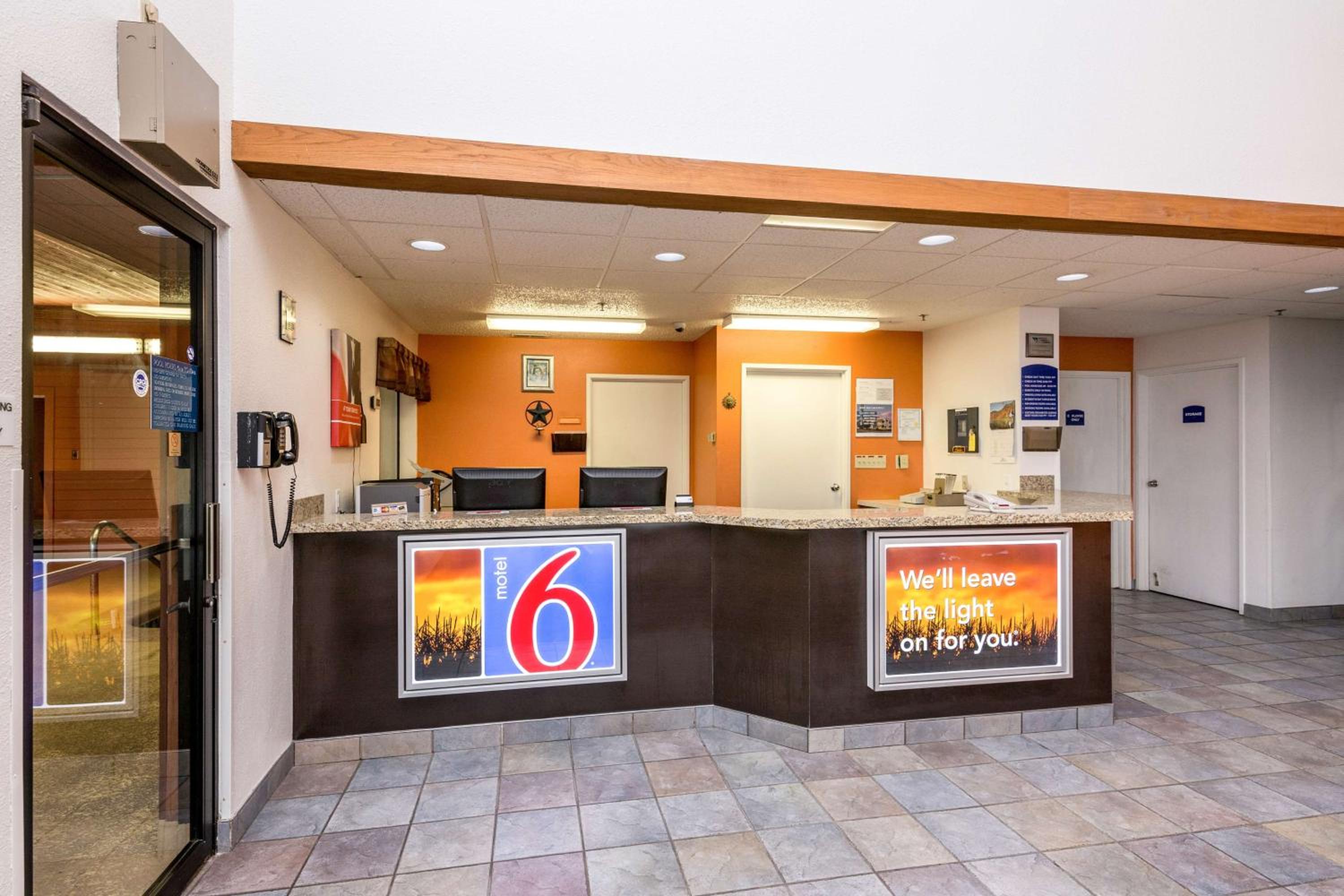 Motel 6-Waterloo, IA