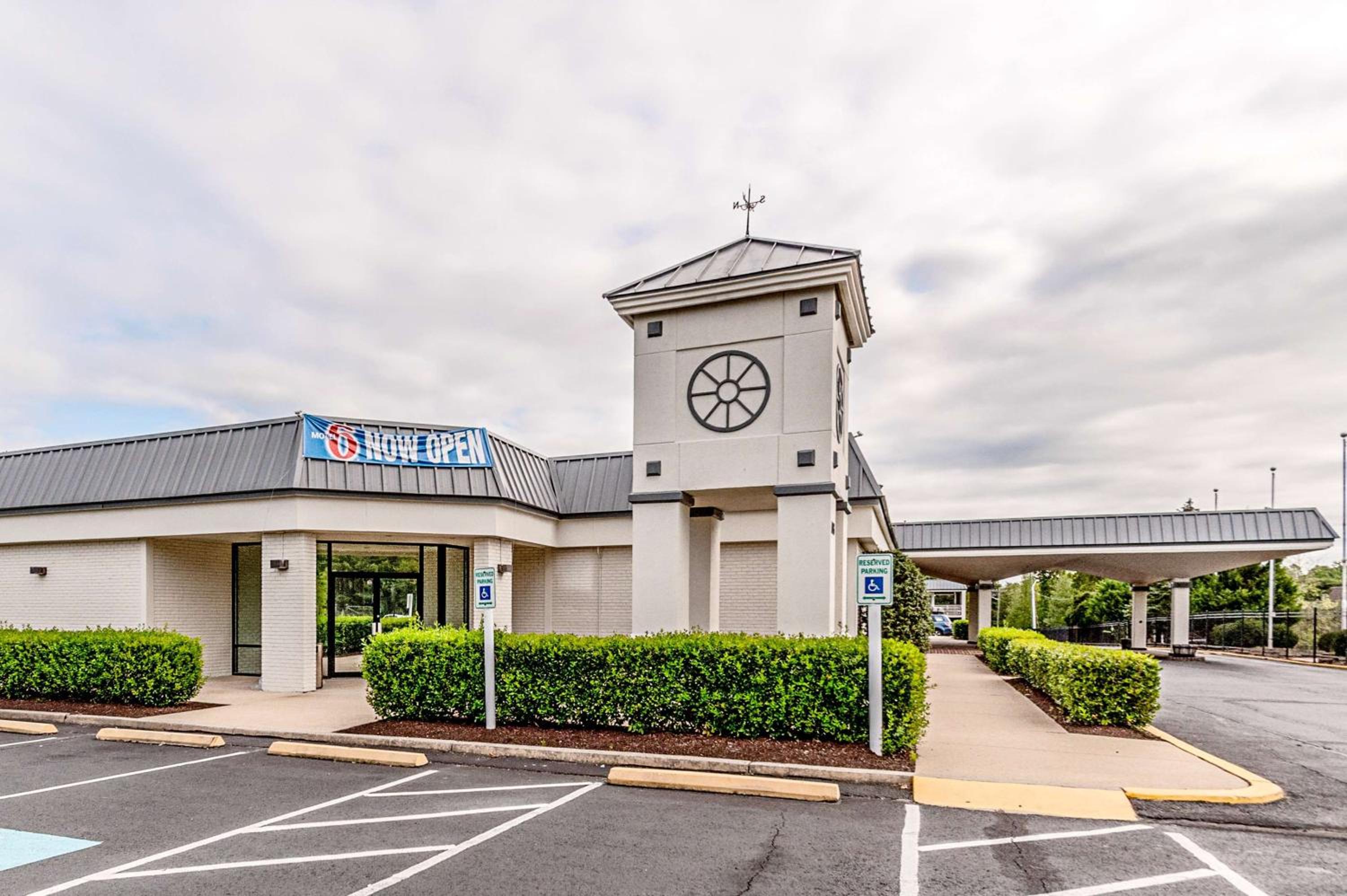 DC Suburbs Vacations - Motel 6-Dumfries, VA - Property Image 1