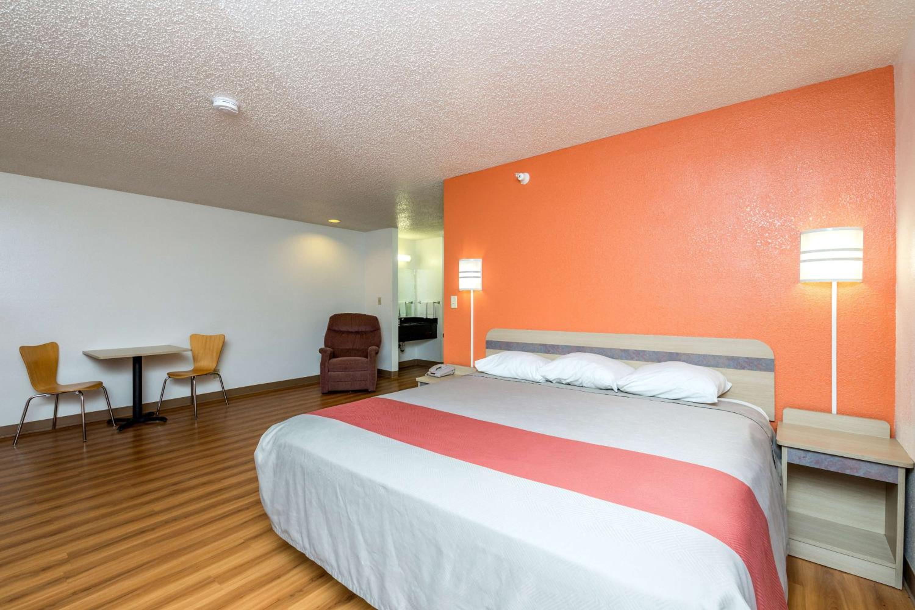 Motel 6-Waterloo, IA