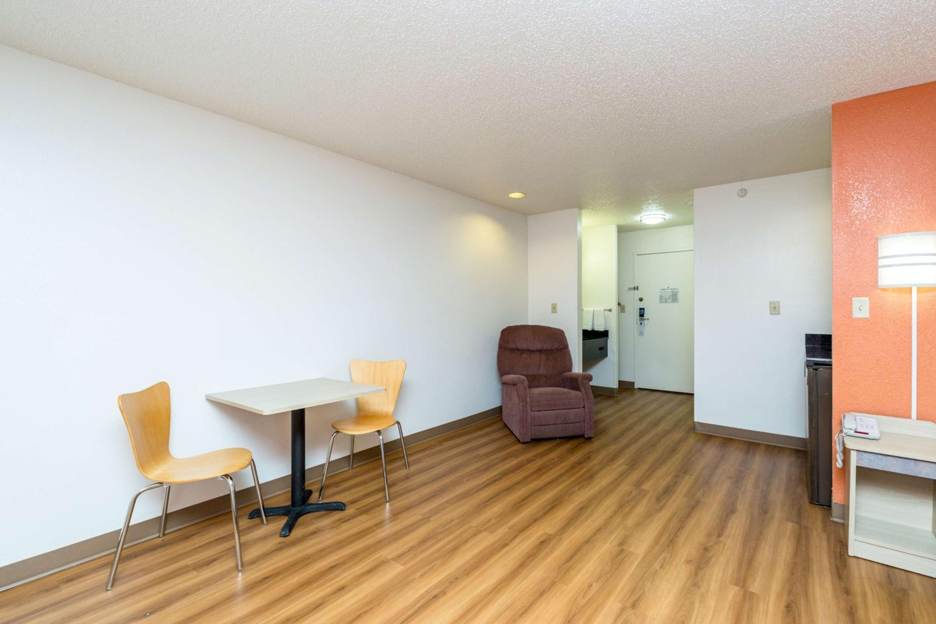 Motel 6-Waterloo, IA