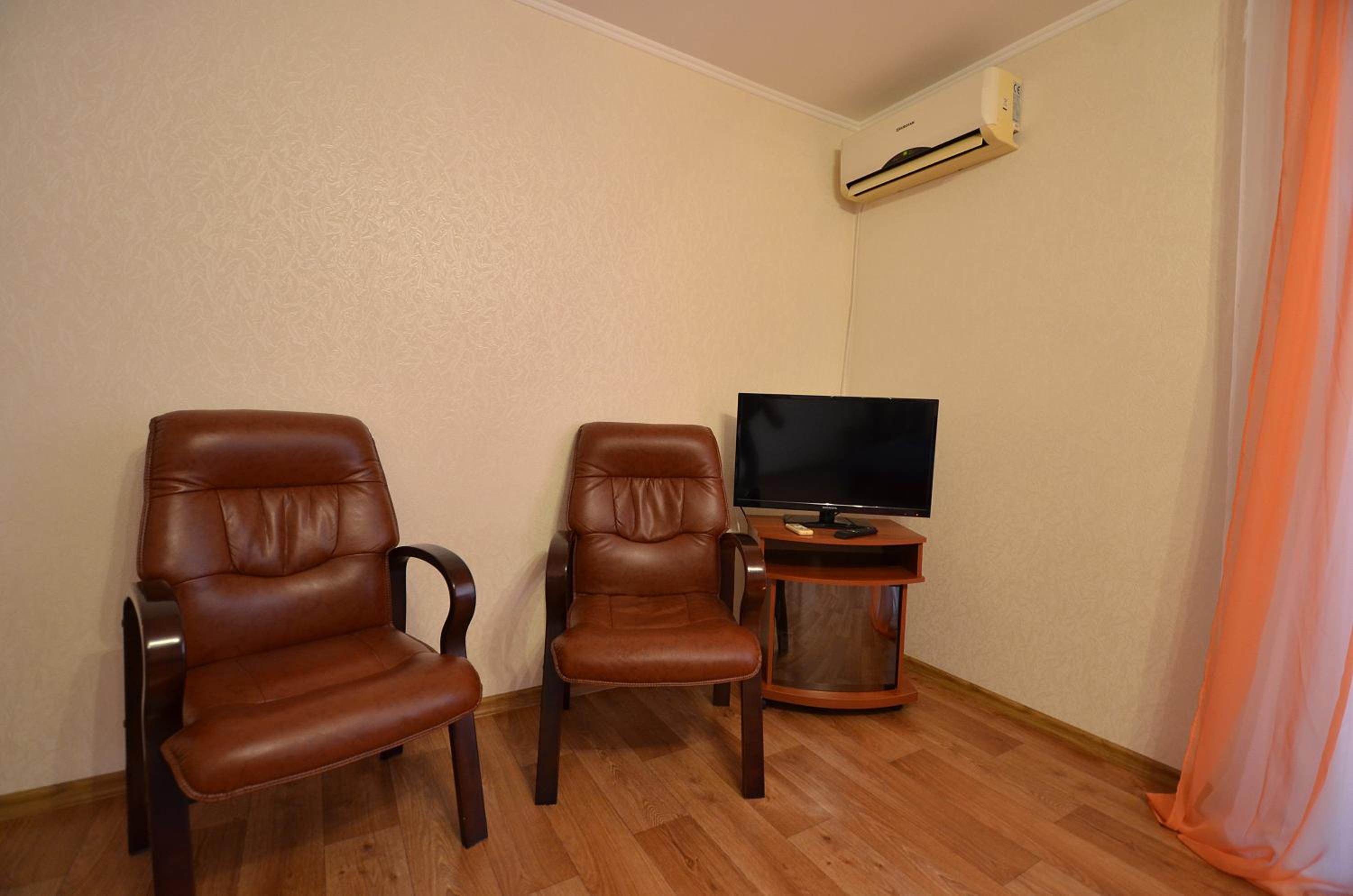 Apartment on Navarynska view 4