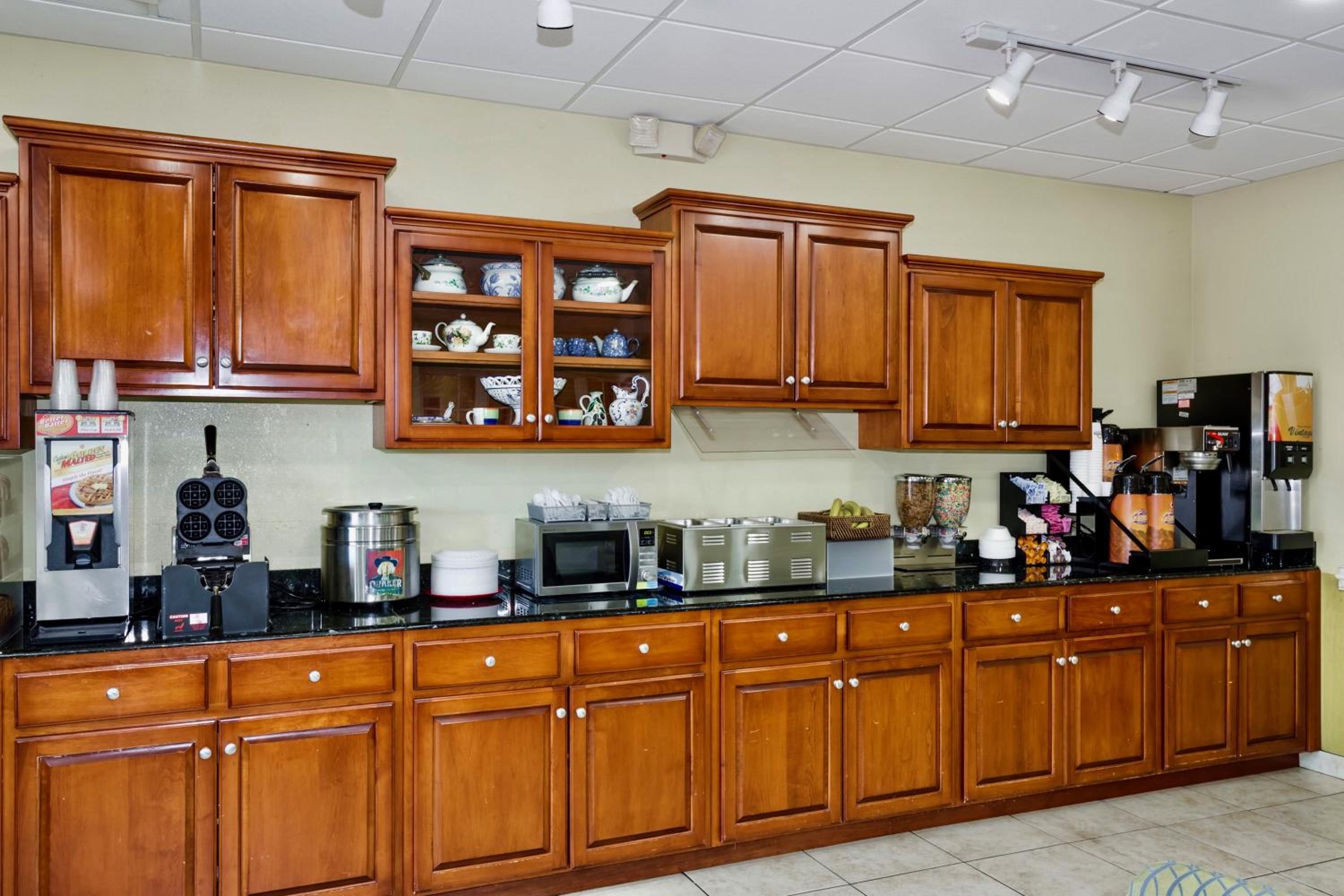 Port Wentworth Vacations - Days Inn  Suites by Wyndham Savannah North I-95 - Property Image 9
