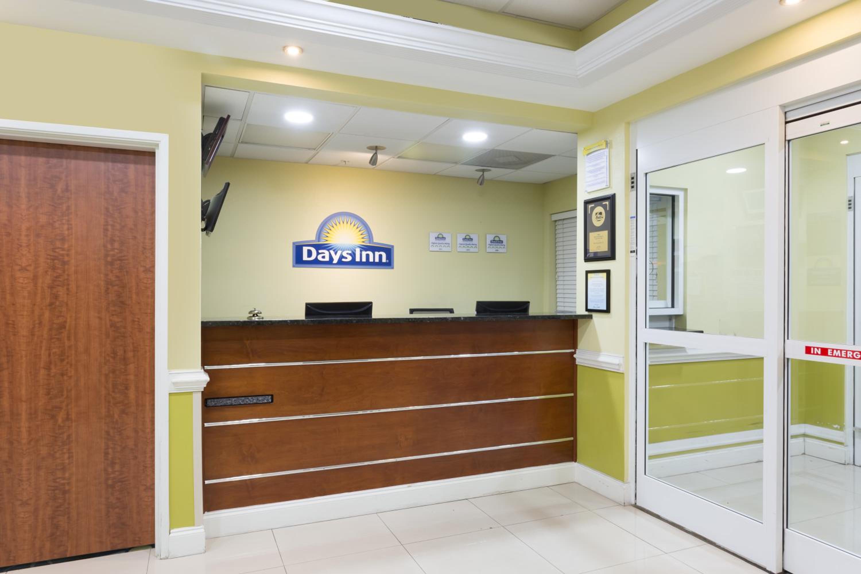 Port Wentworth Vacations - Days Inn  Suites by Wyndham Savannah North I-95 - Property Image 8