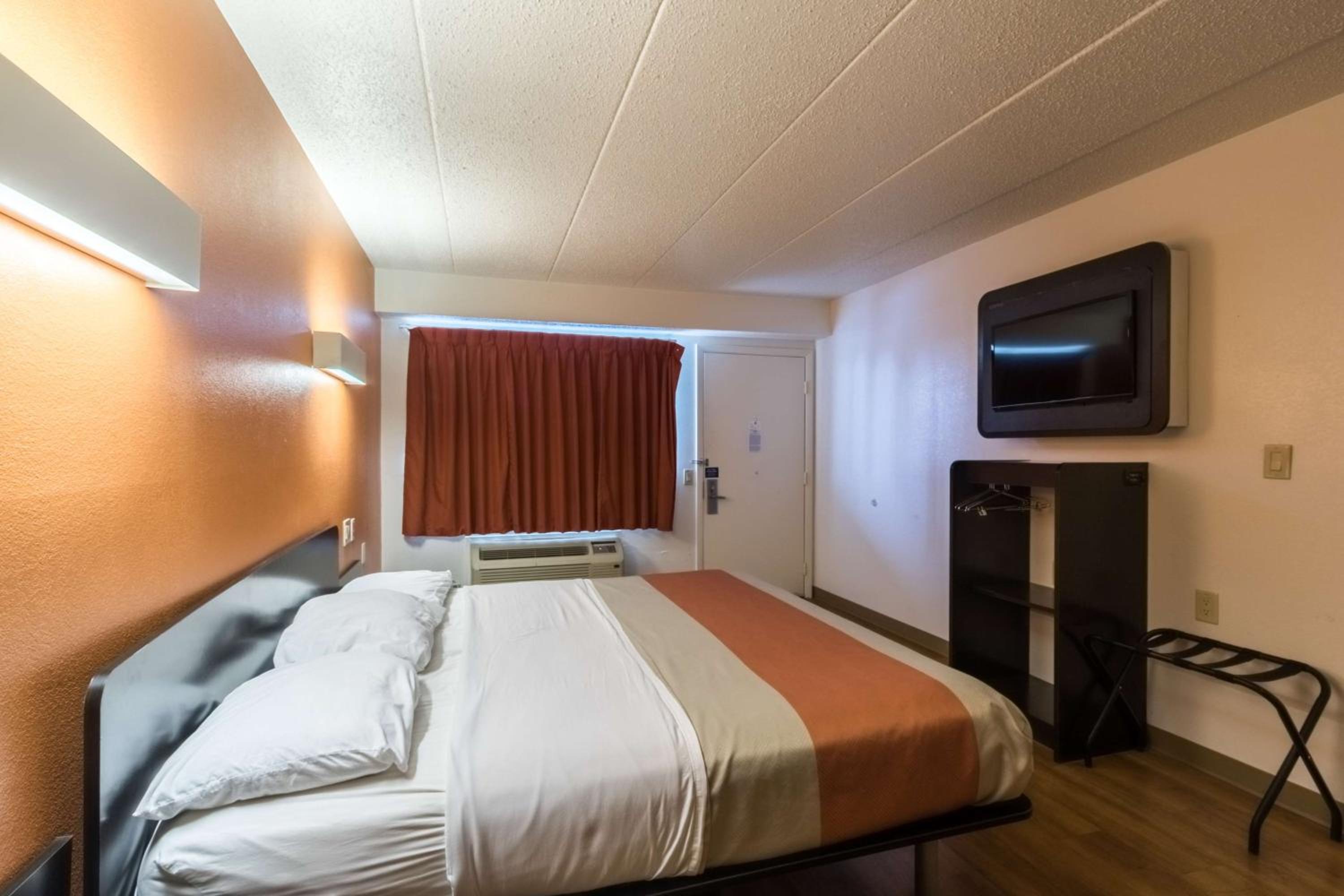 Crawfordsville Vacations - Motel 6-Crawfordsville, IN - Property Image 40