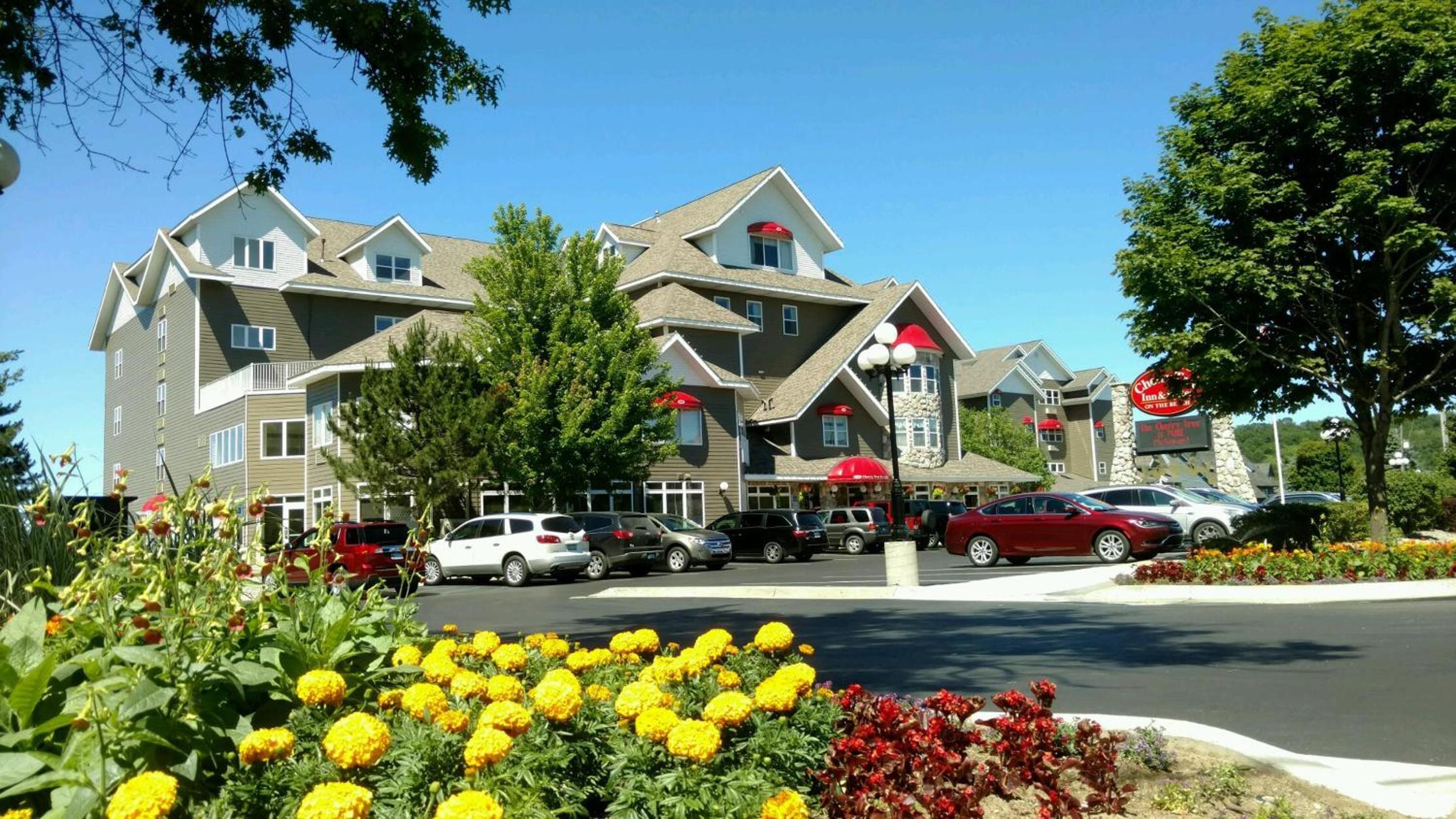 Hotel Cherry Tree Inn & Suites