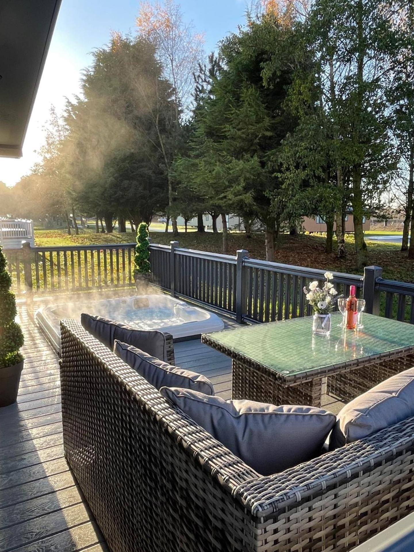 Ailsa Lodge with Hot Tub photo 2