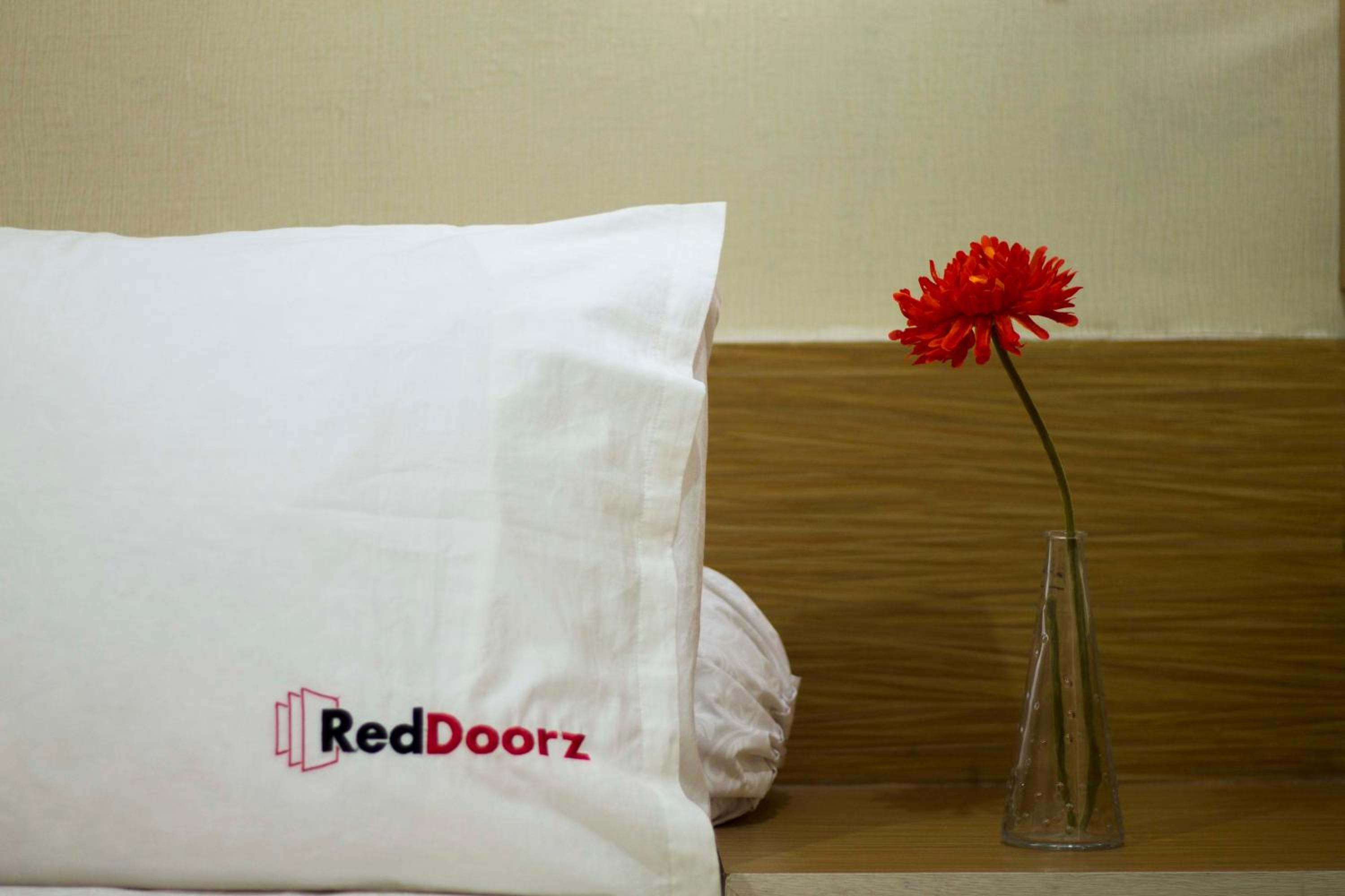RedDoorz near Trans Studio Mall 2