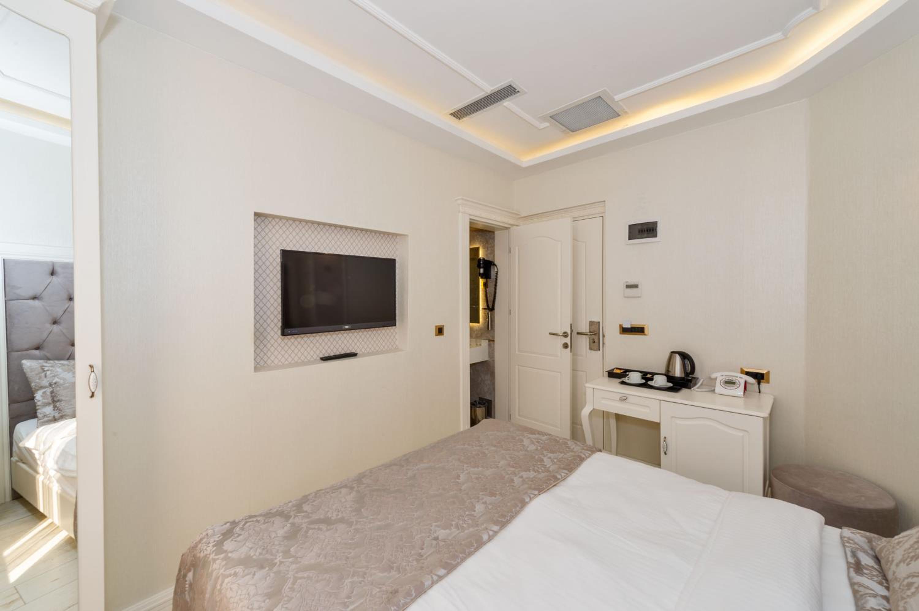 Zeynep Sultan Hotel - Image 35