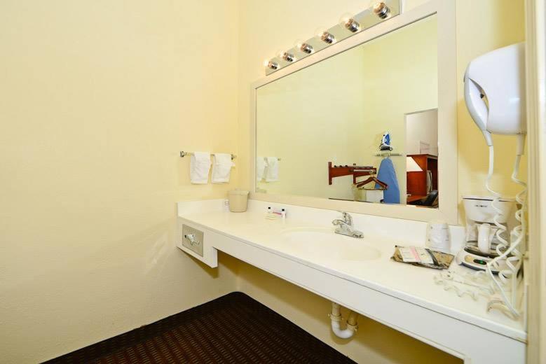 London Vacations - Manchester Heritage Inn  Suites - Property Image 5