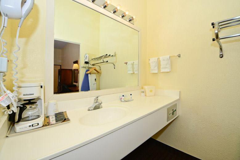 Manchester Vacations - Manchester Heritage Inn  Suites - Property Image 18