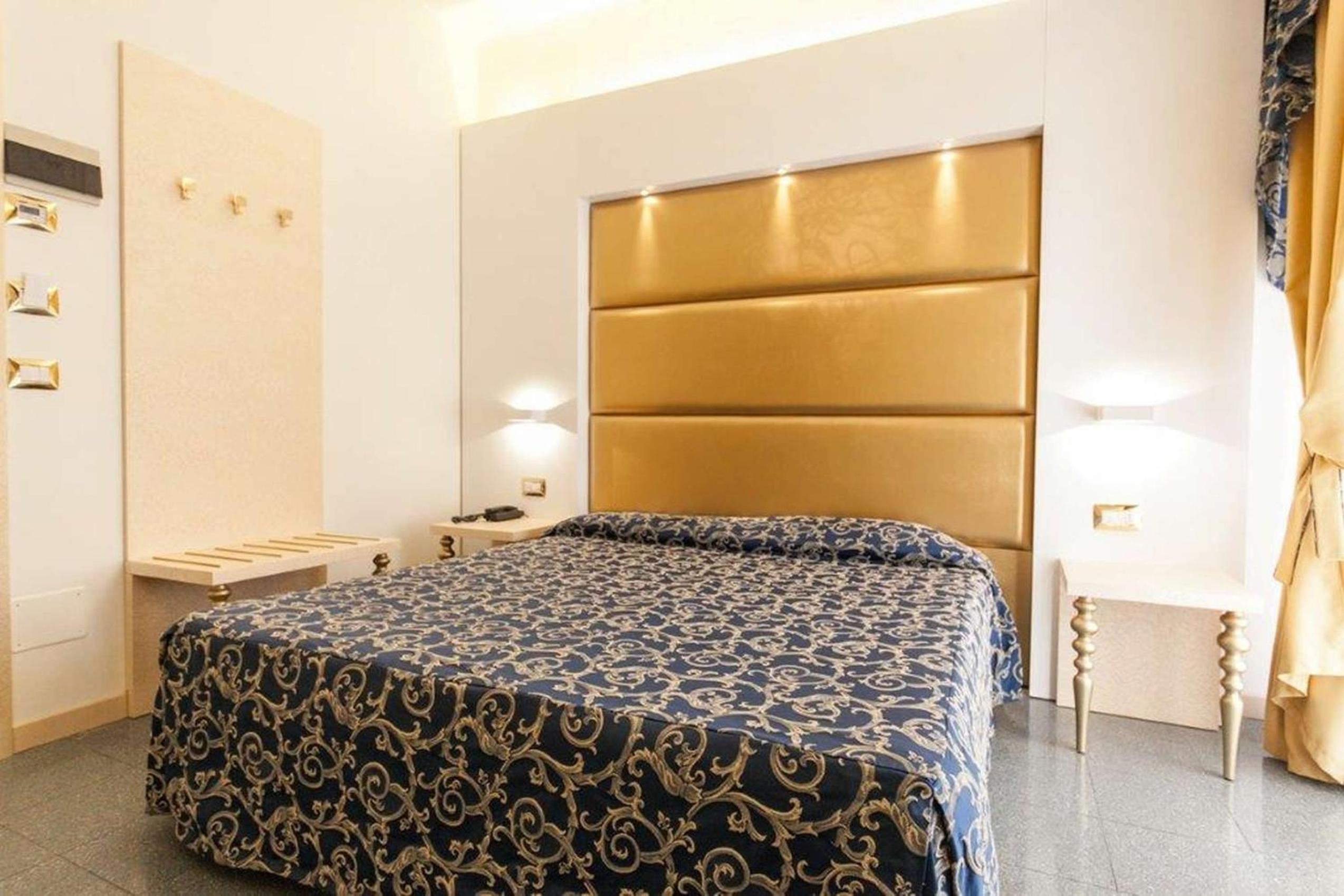 Hotel Ambassador — 7