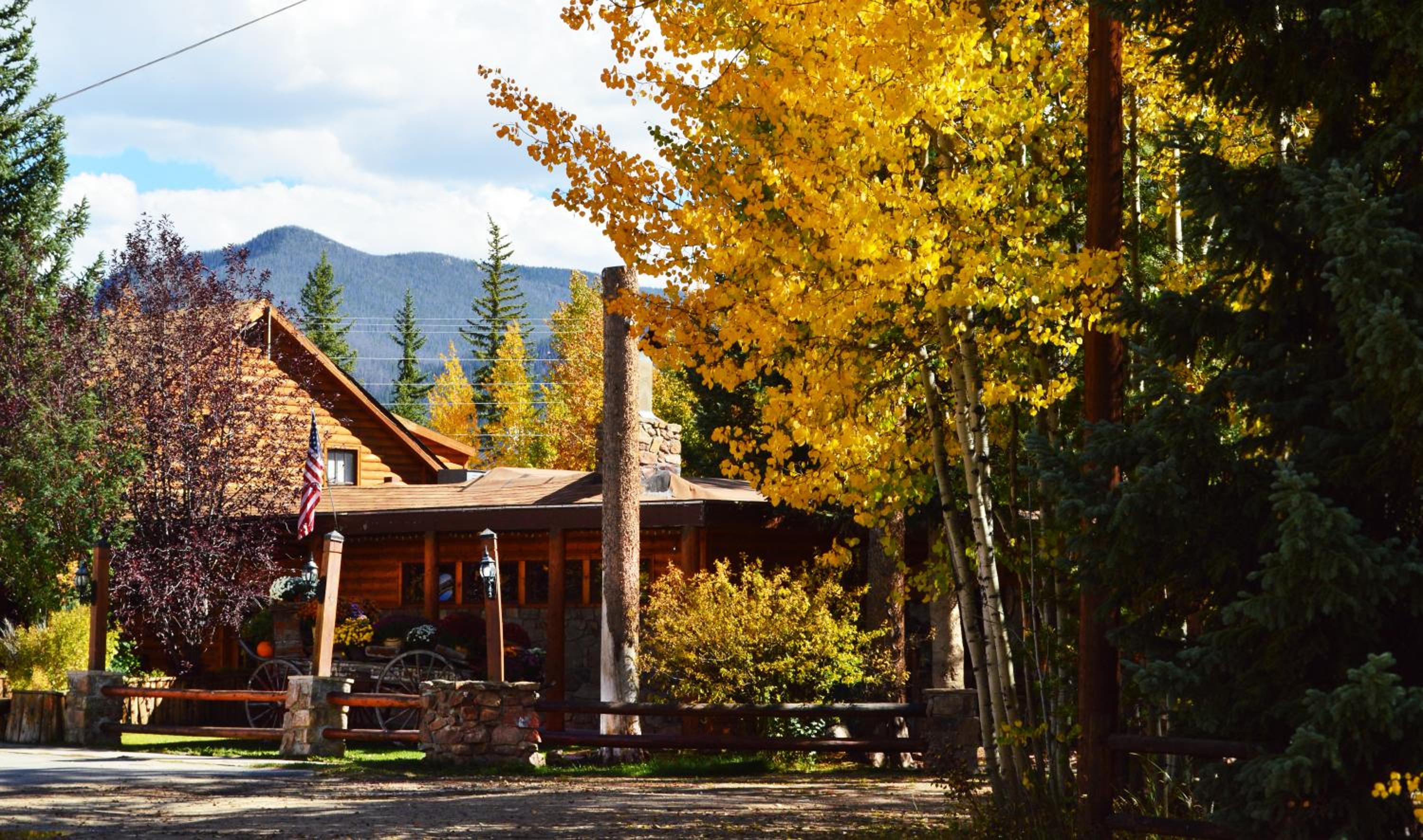 Daven Haven Lodge  Cabins - Property Image 2