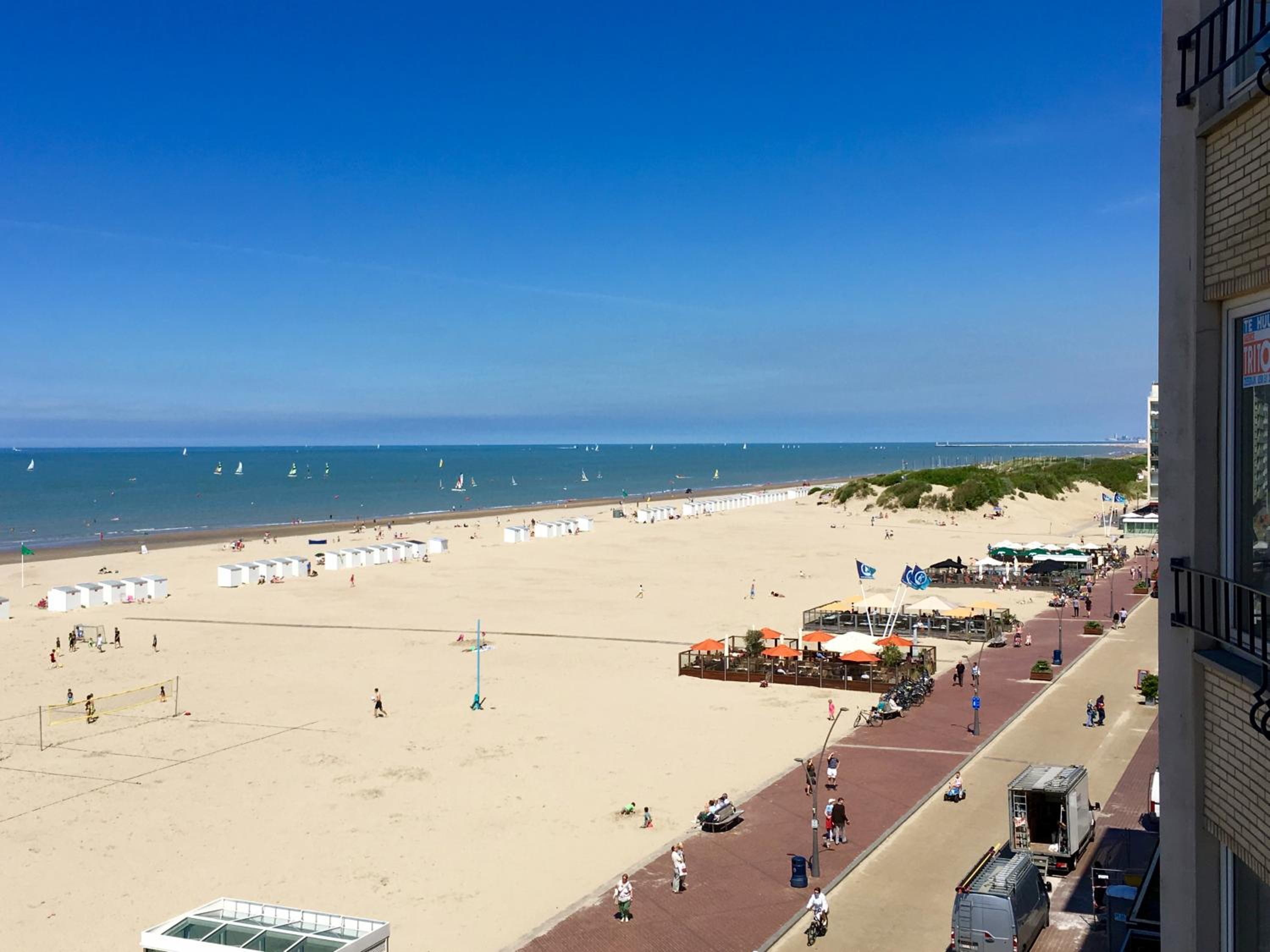 Zeedijk Oostduinkerke frontaal zeezicht - volledig gerenoveerd 2022!