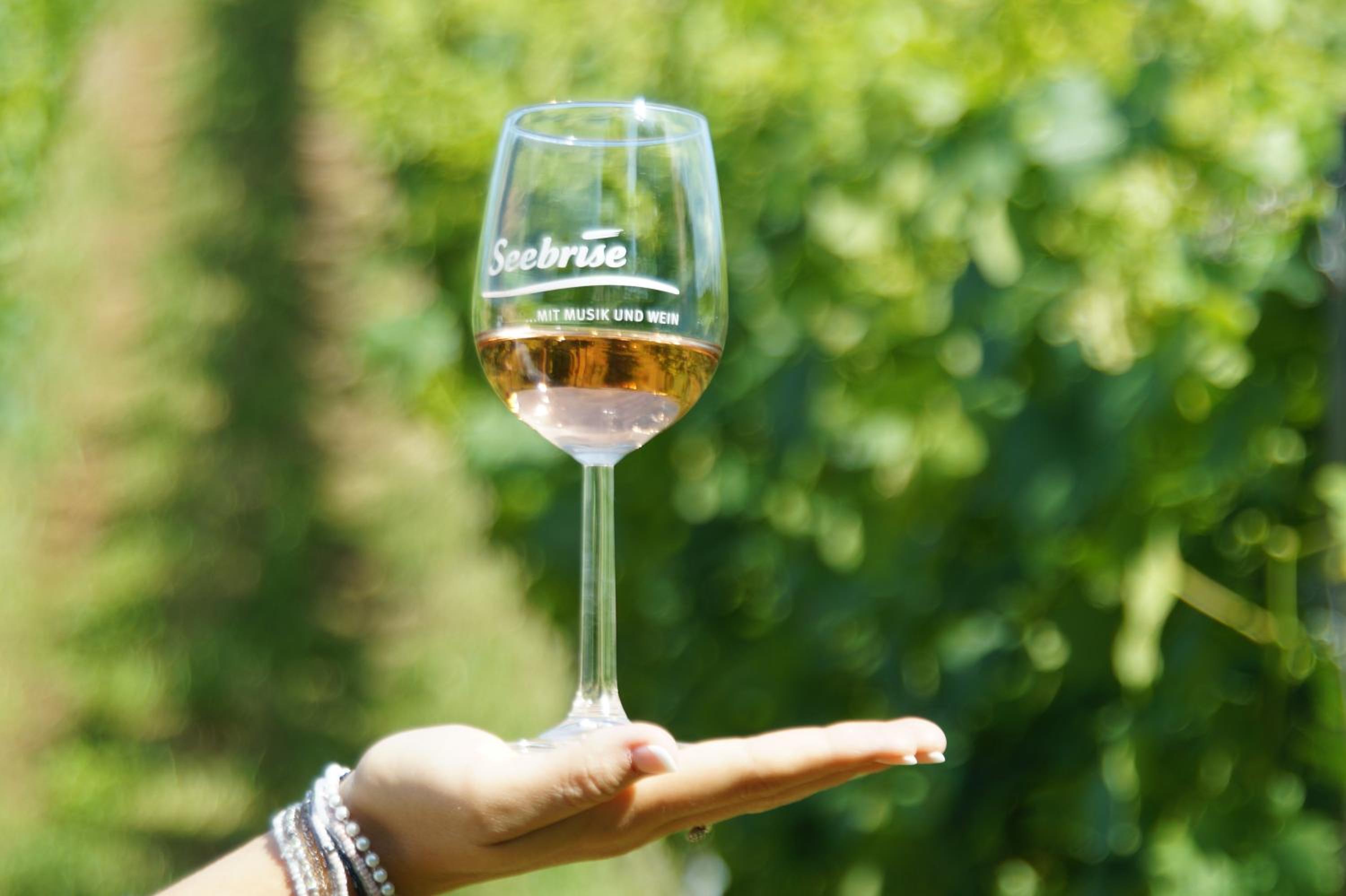 Seebrise mit Musik und Wein
