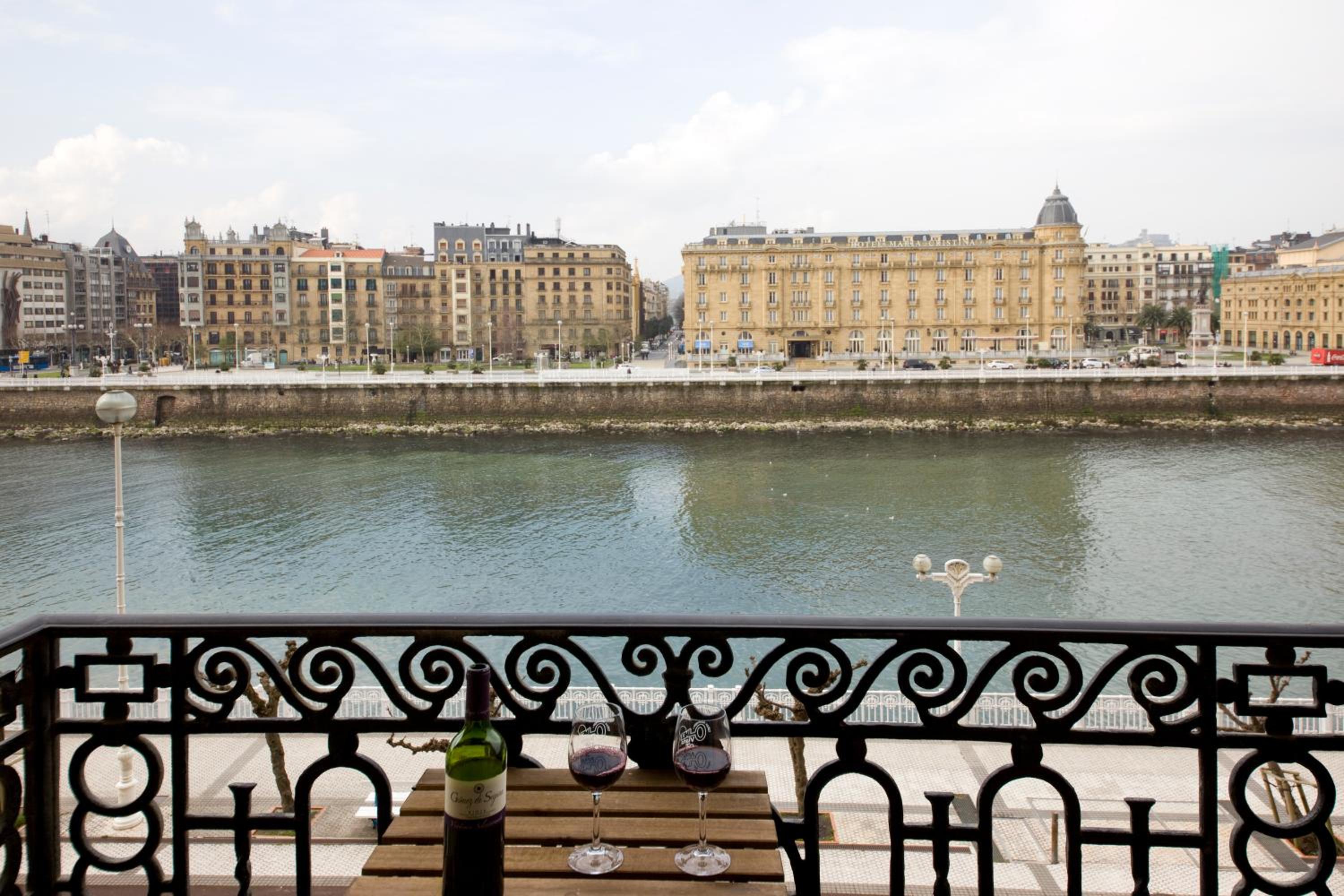 Deluxe Apt-Views to historic Maria Cristina Hotel