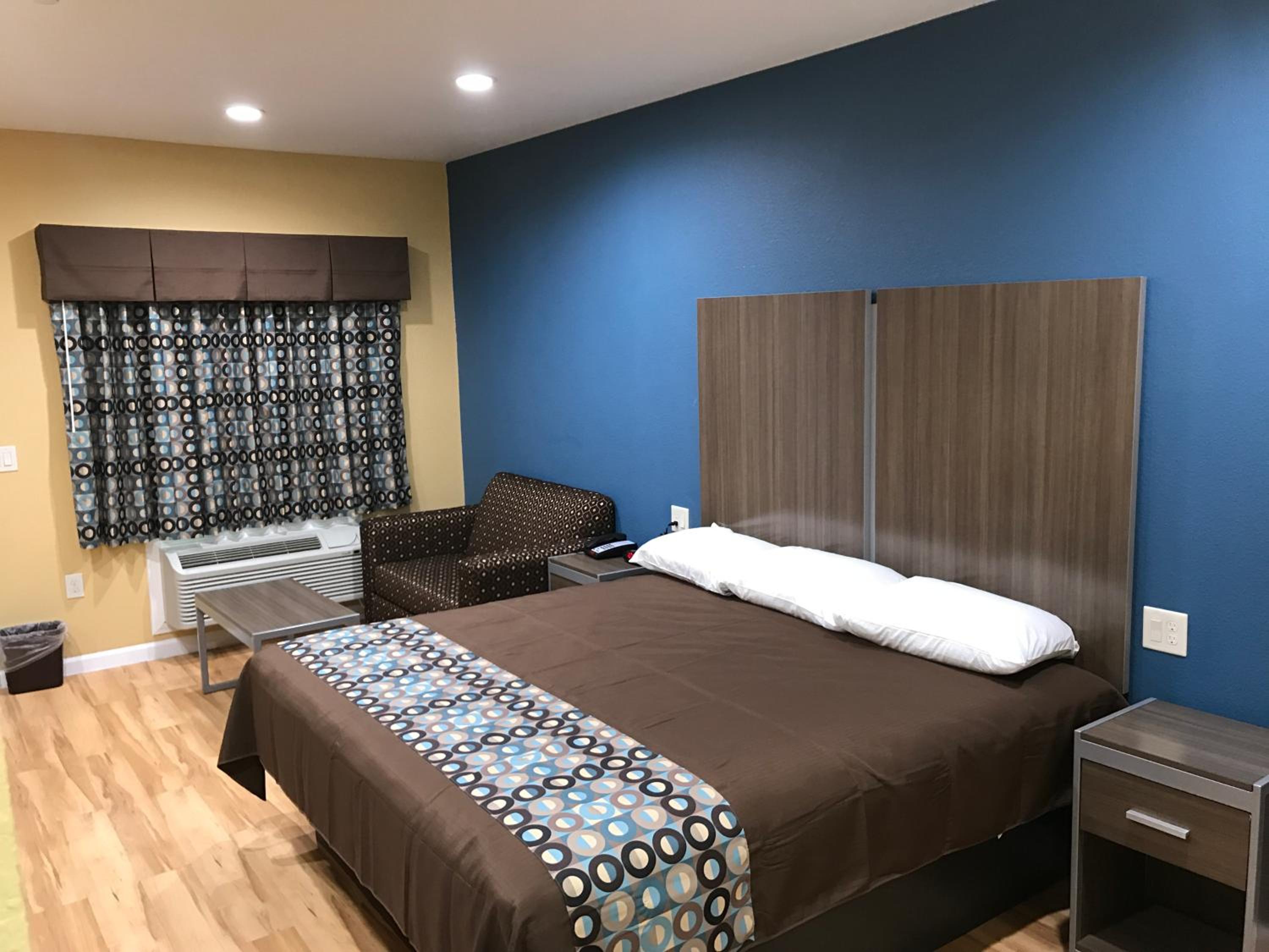 Deluxe Inn & Suites - Baytown
