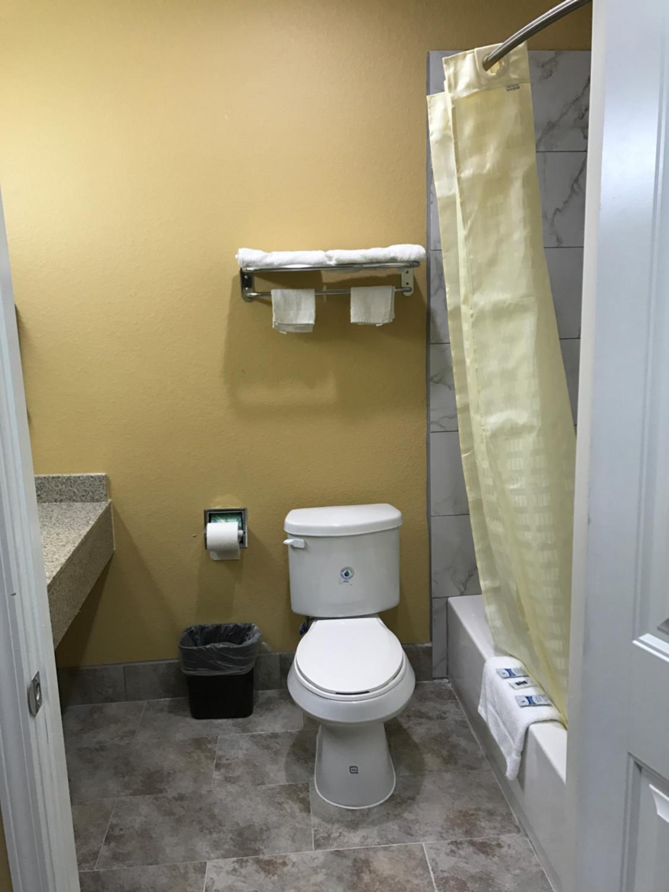 Deluxe Inn & Suites - Baytown
