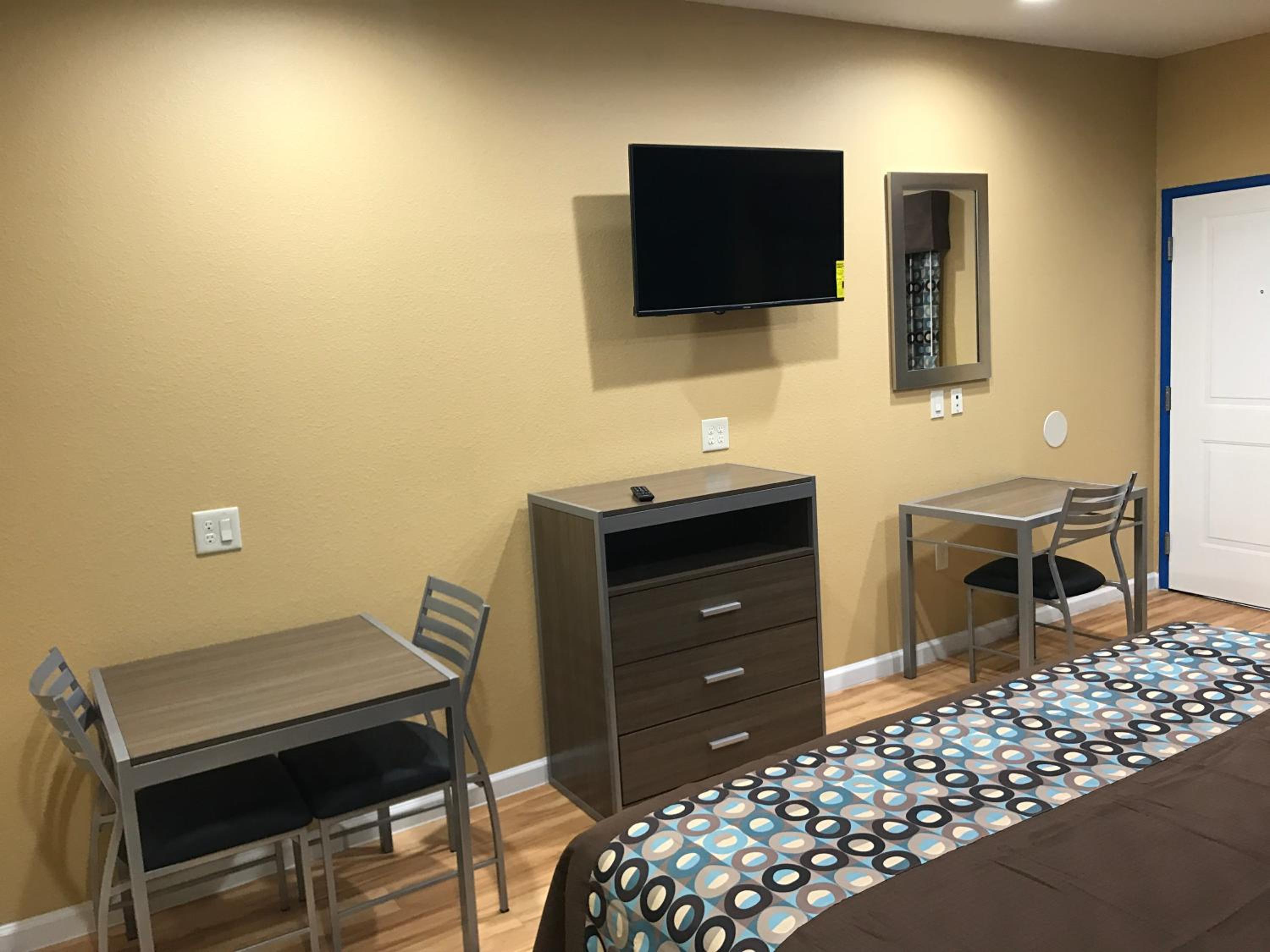 Deluxe Inn & Suites - Baytown