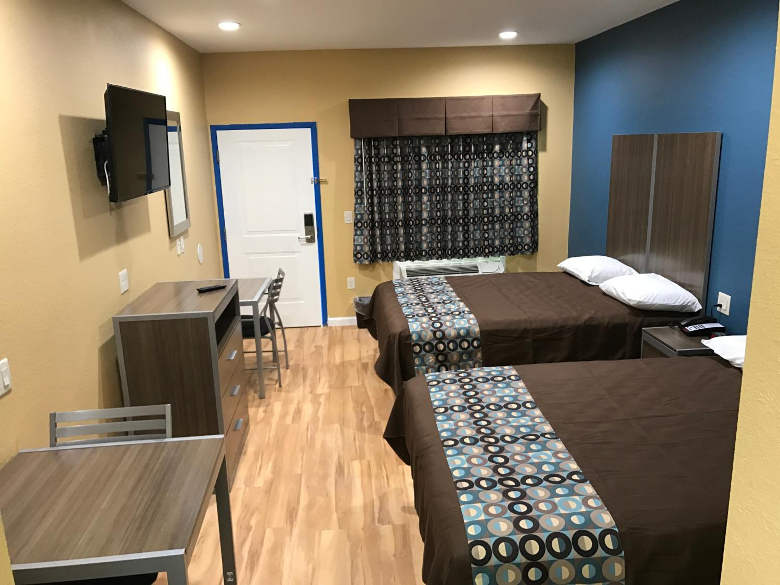 Deluxe Inn & Suites - Baytown
