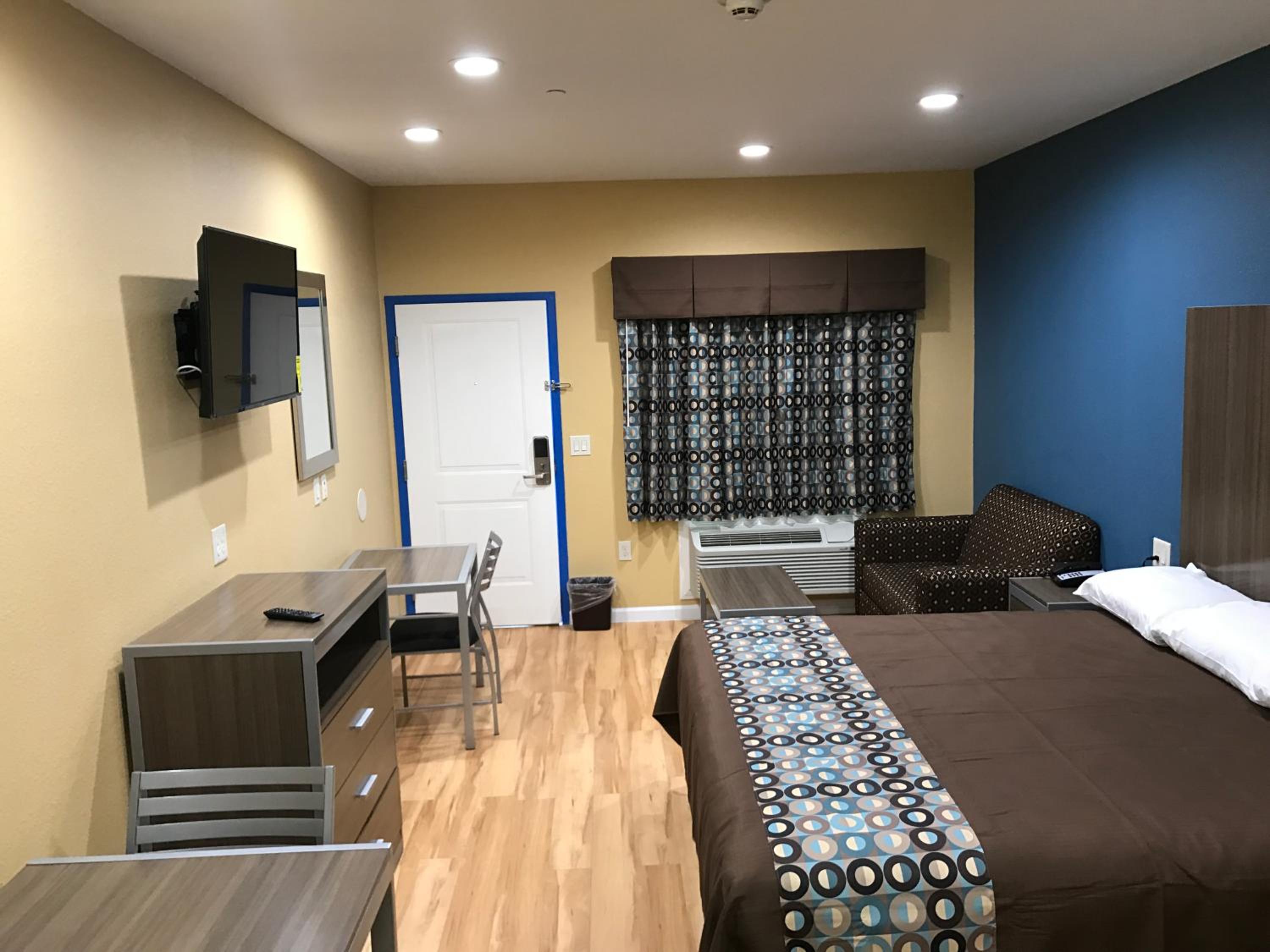Deluxe Inn & Suites - Baytown
