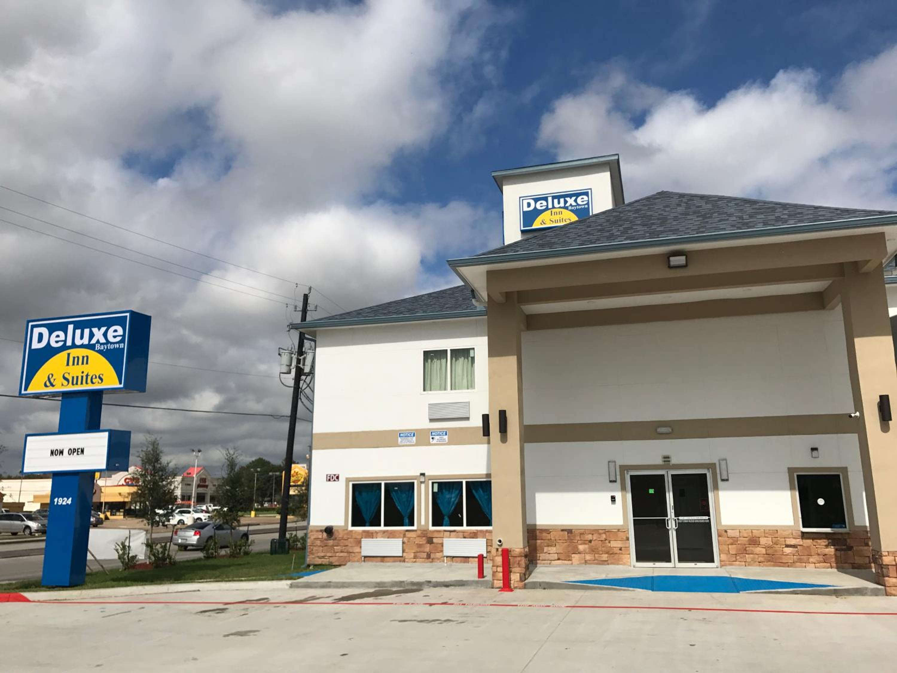 Deluxe Inn & Suites - Baytown