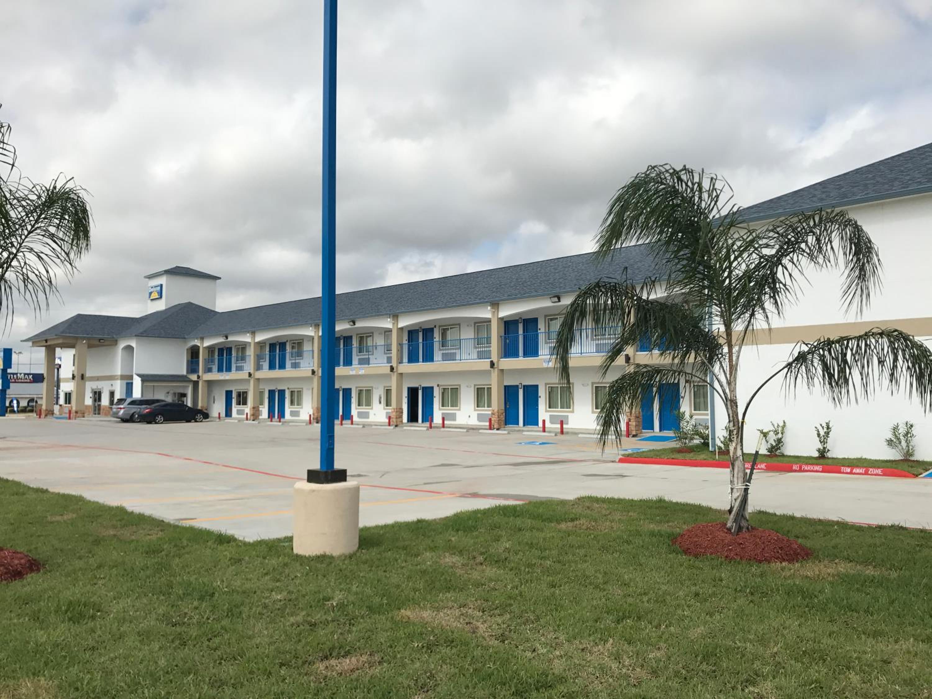 Deluxe Inn & Suites - Baytown