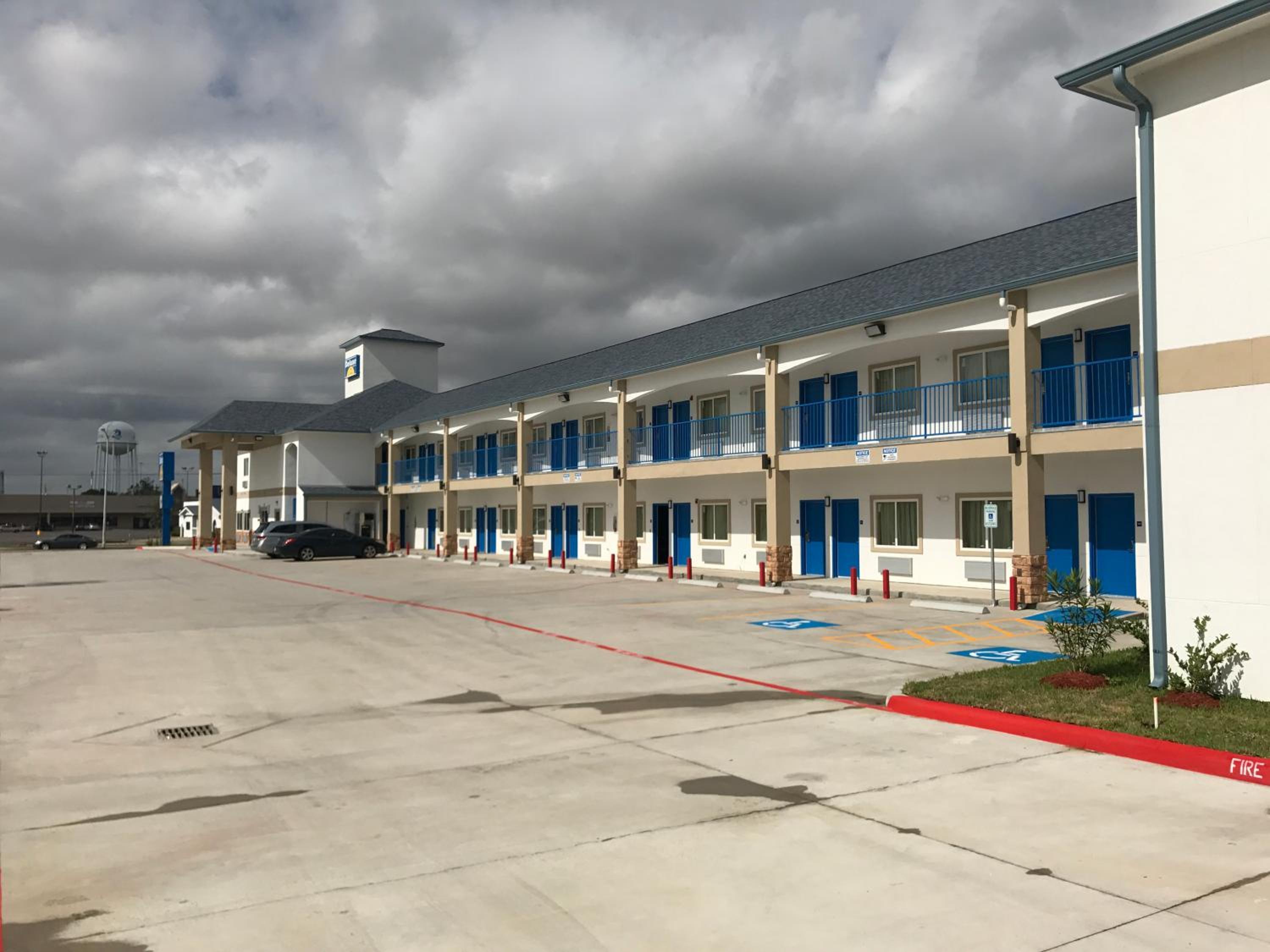 Deluxe Inn & Suites - Baytown