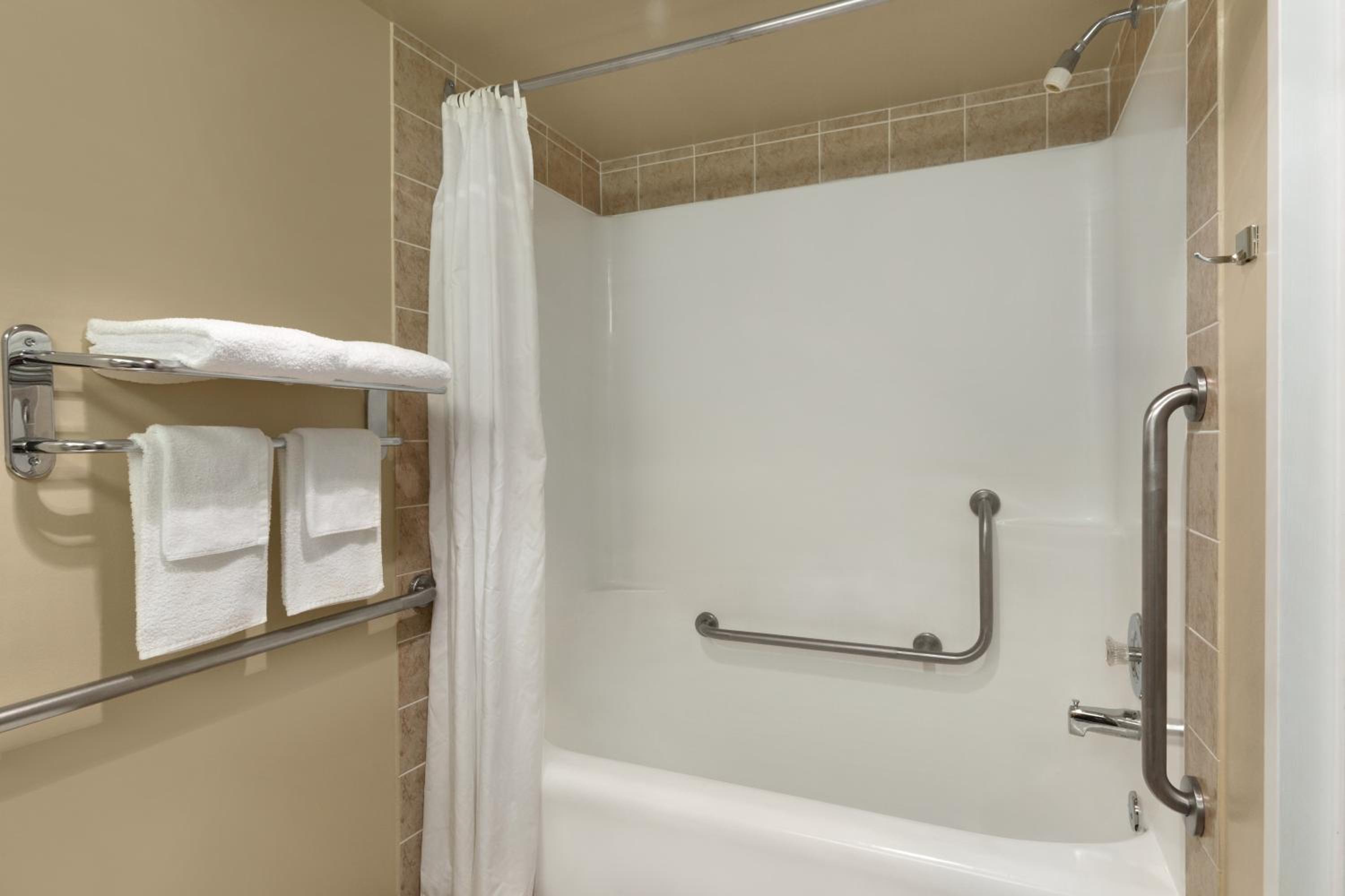 Colonial Square Inn & Suites