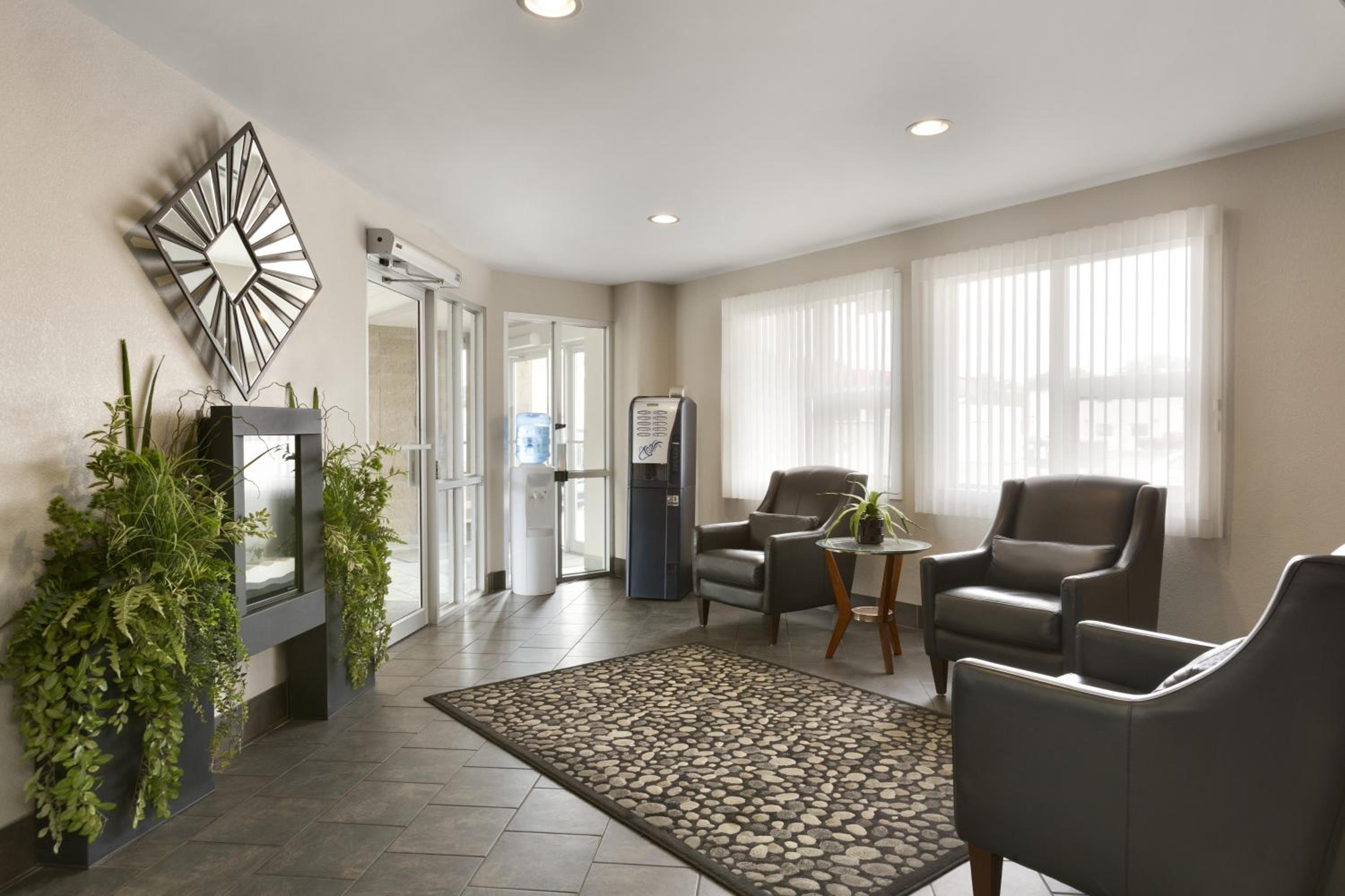 Colonial Square Inn & Suites