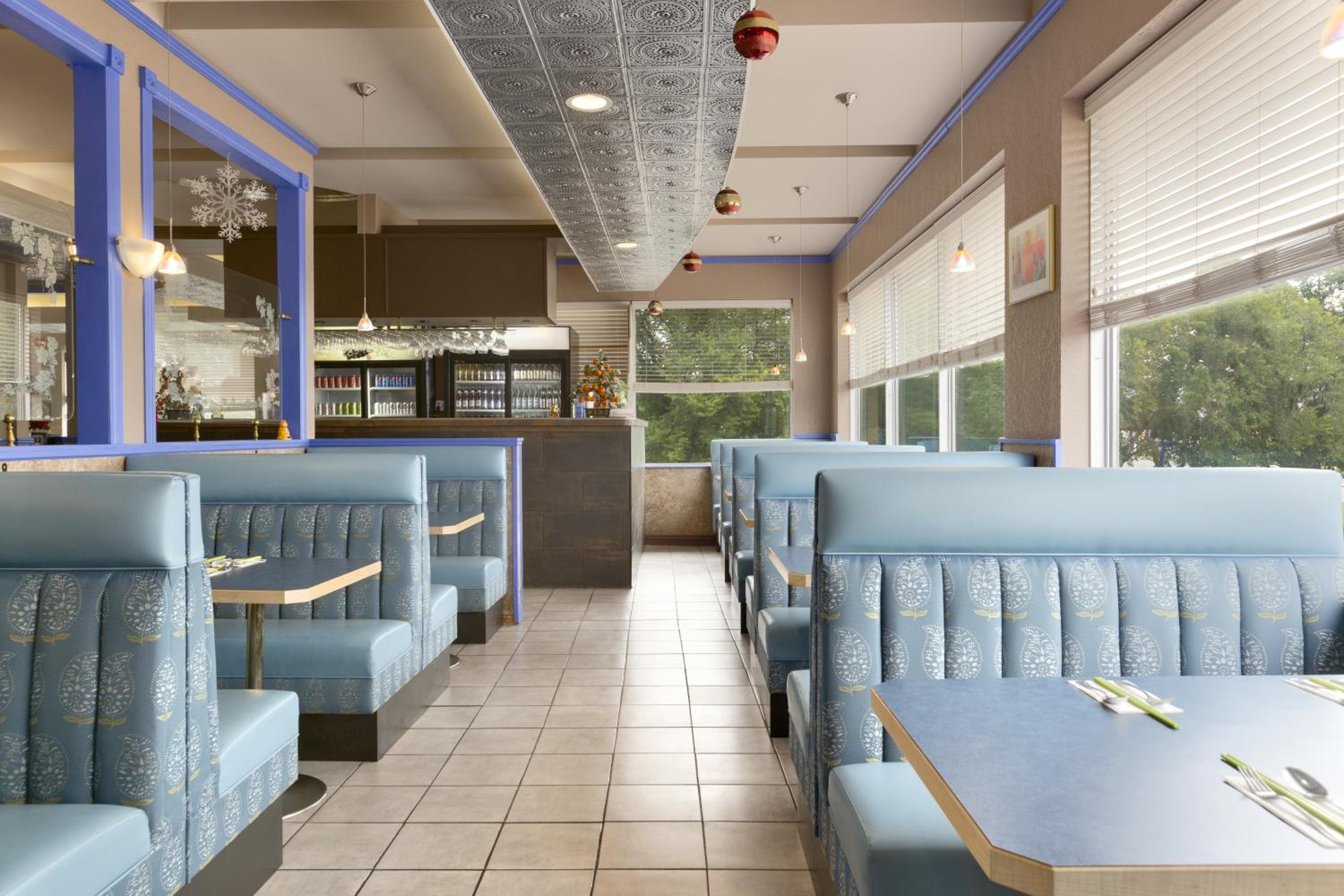 Colonial Square Inn & Suites