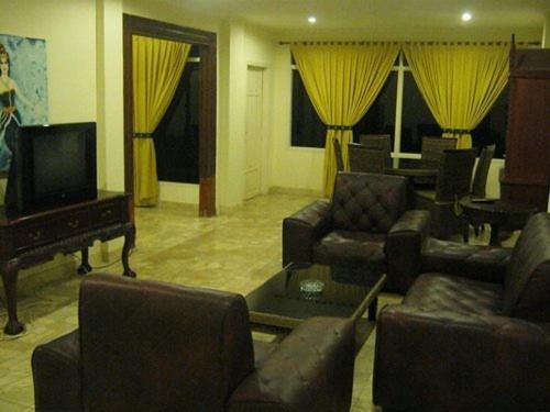 77 Sunset Plaza, Cisolok - 18