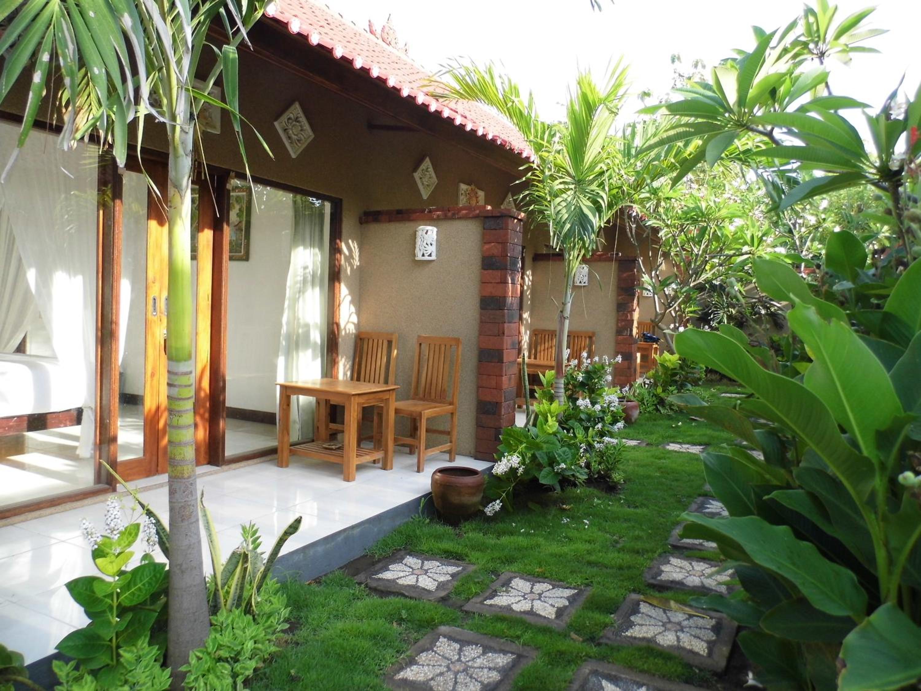 Made Taro - Menjangan Homestay