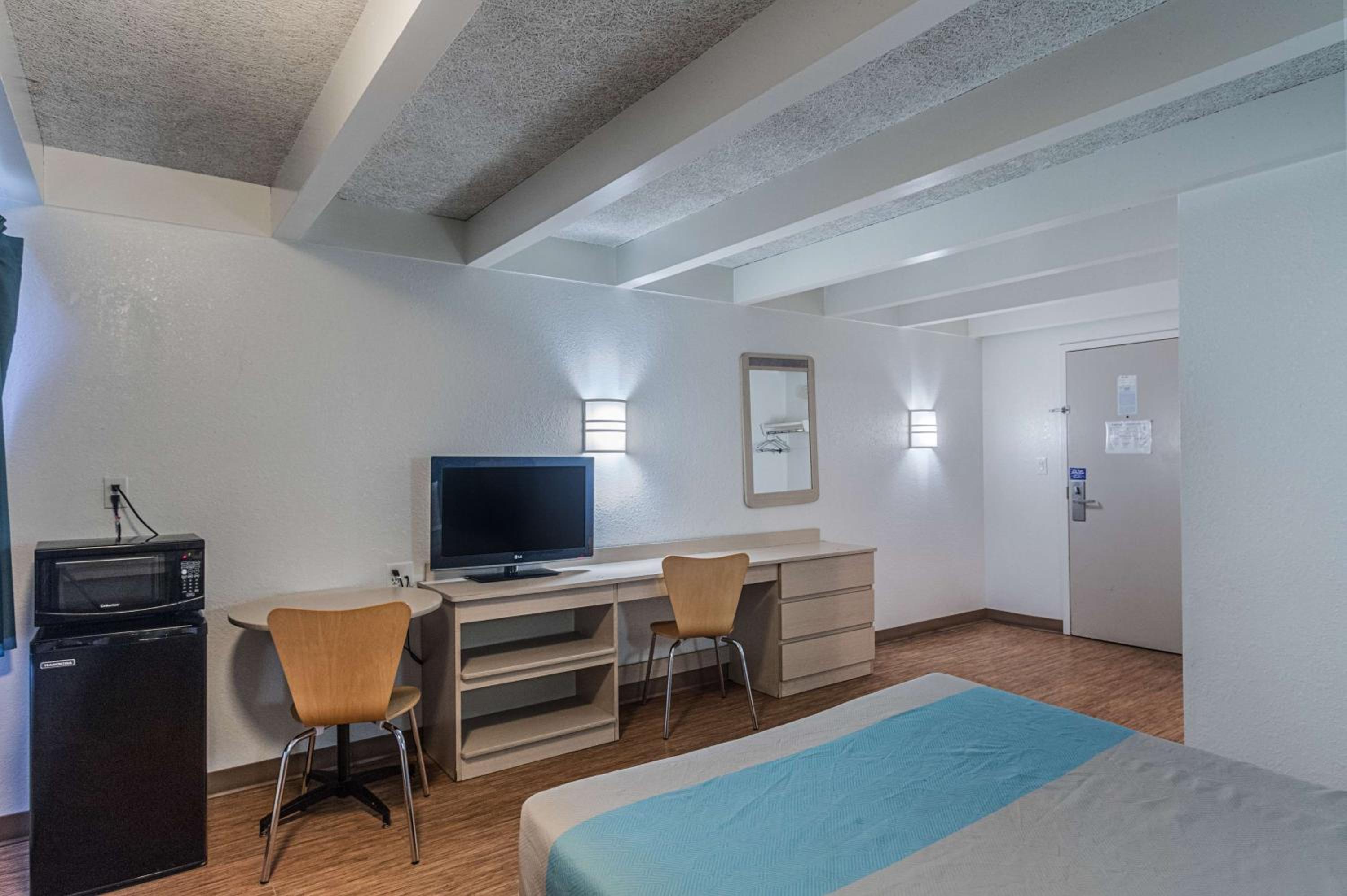 Kokomo Vacations - Motel 6-Kokomo, IN - Property Image 7