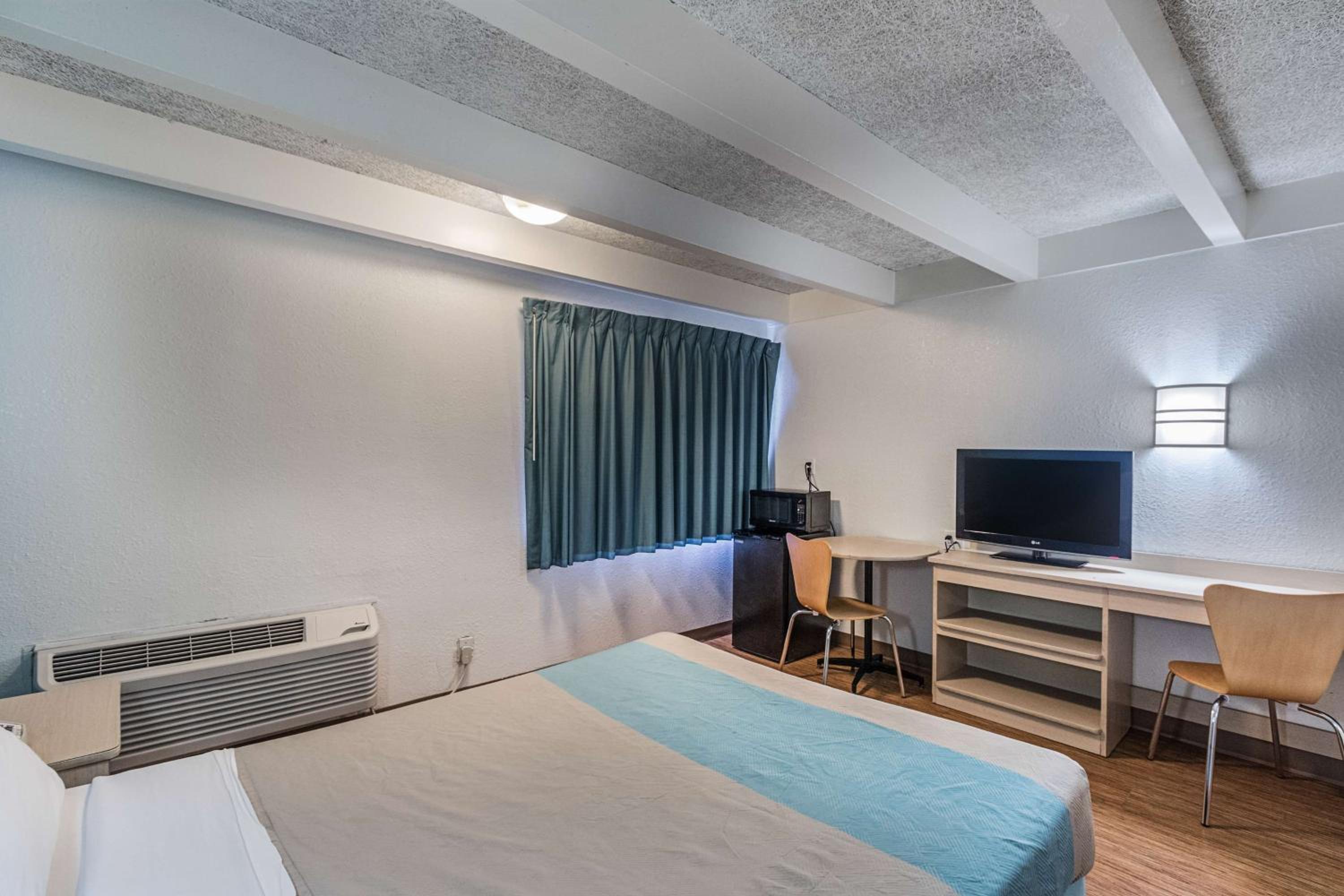 Kokomo Vacations - Motel 6-Kokomo, IN - Property Image 6