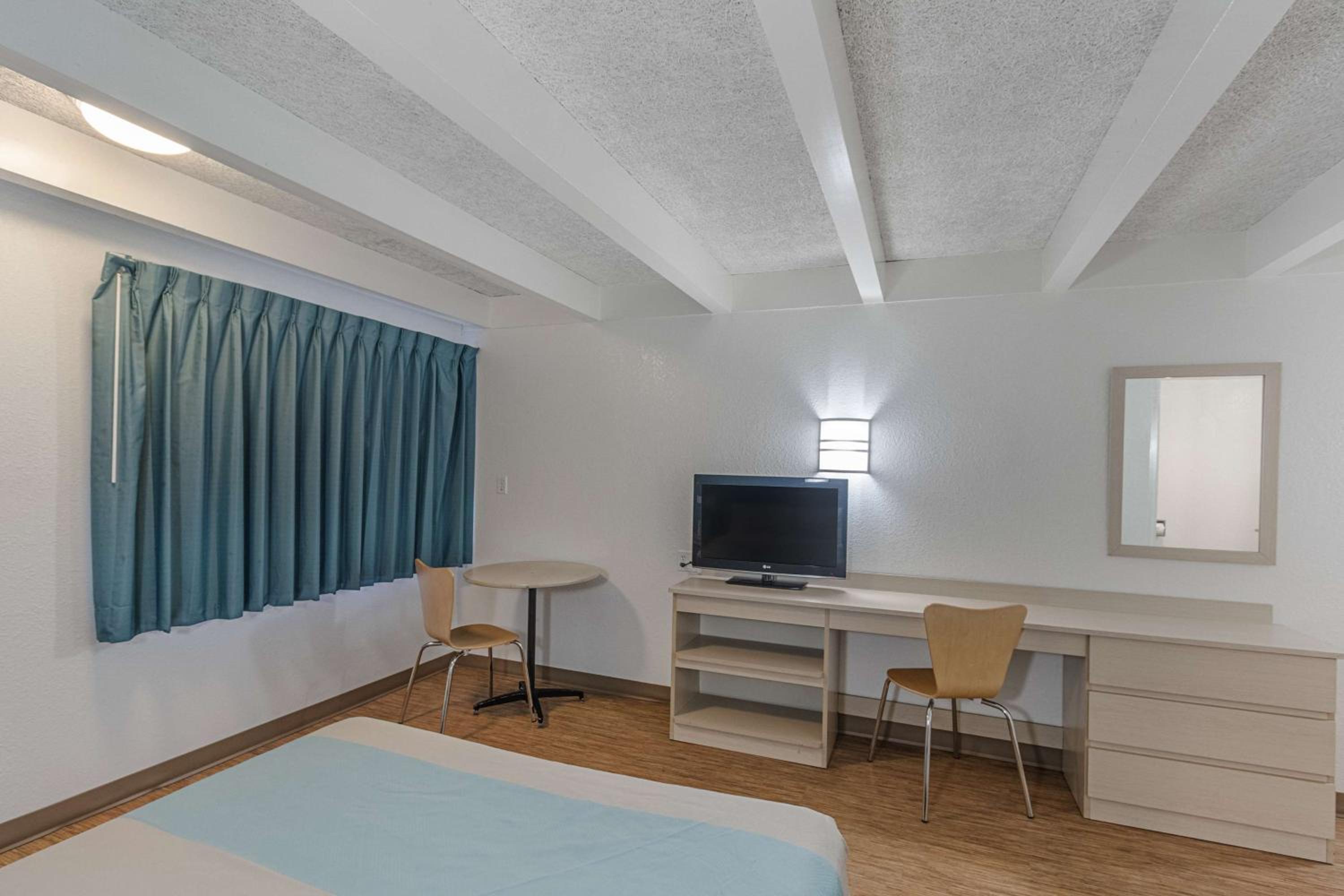 Kokomo Vacations - Motel 6-Kokomo, IN - Property Image 3