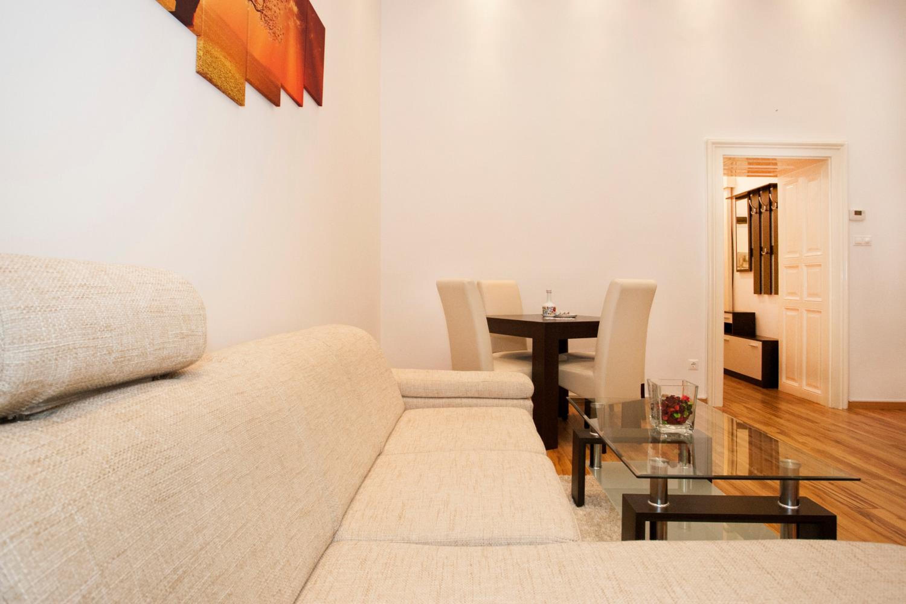 Charlotte Apartment Close to Opera