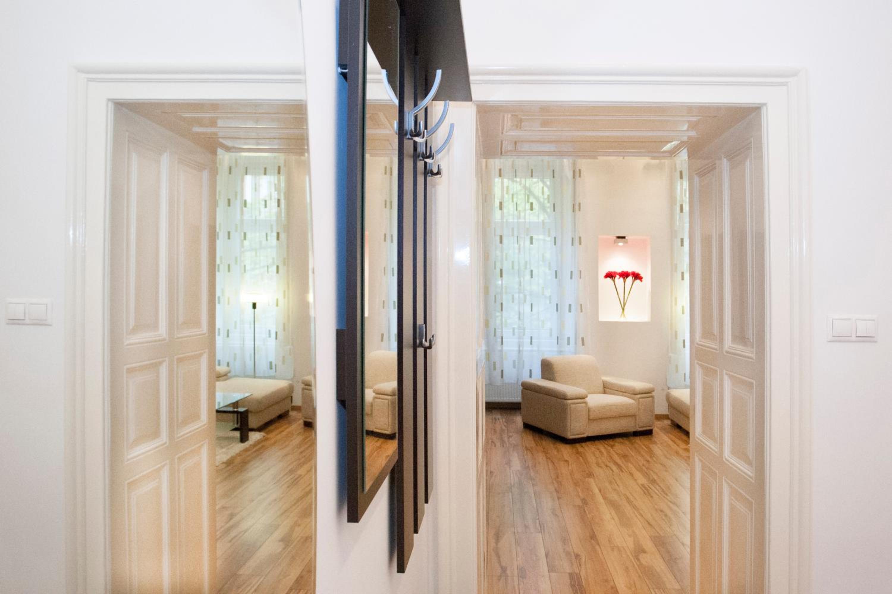 Charlotte Apartment Close to Opera