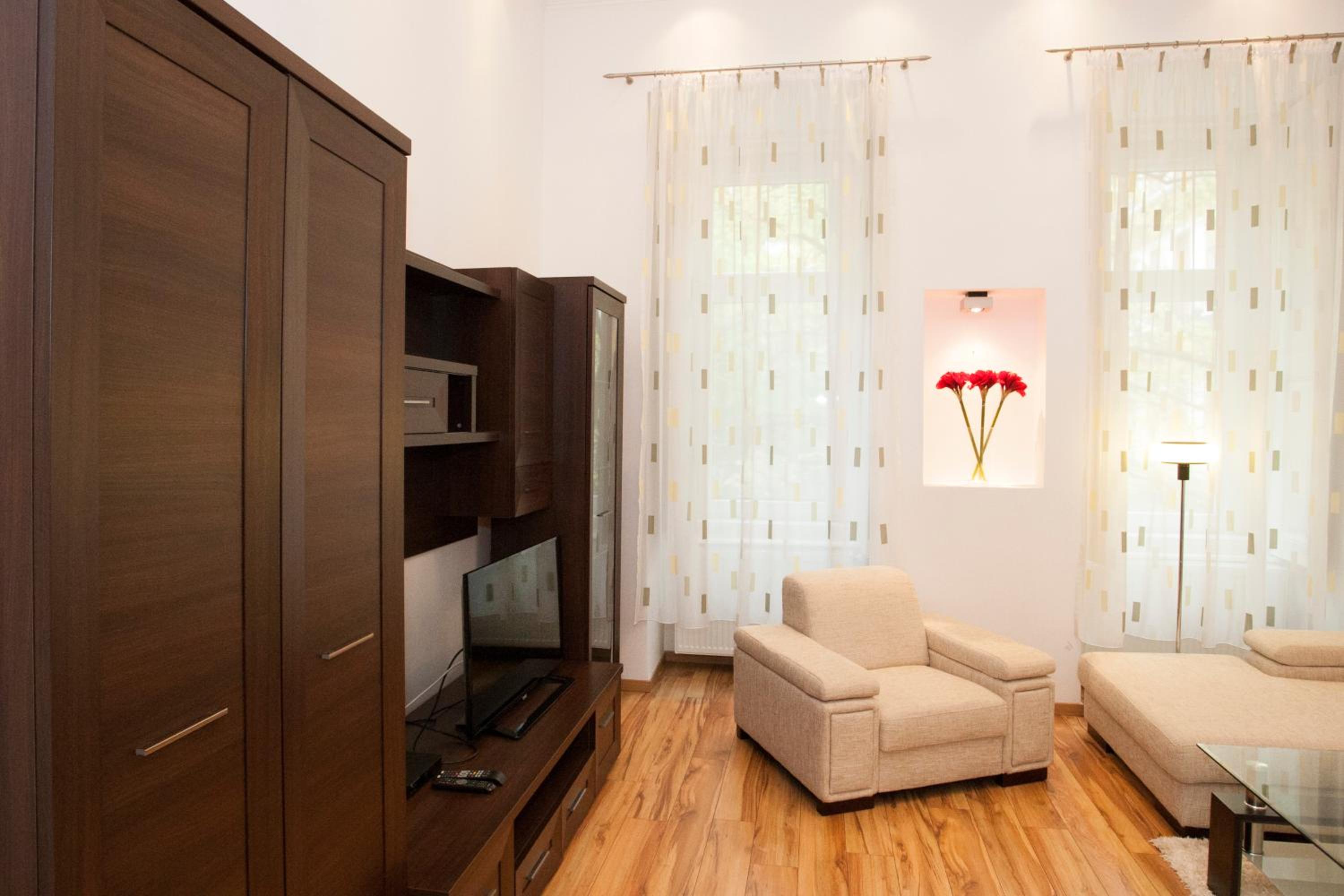 Charlotte Apartment Close to Opera