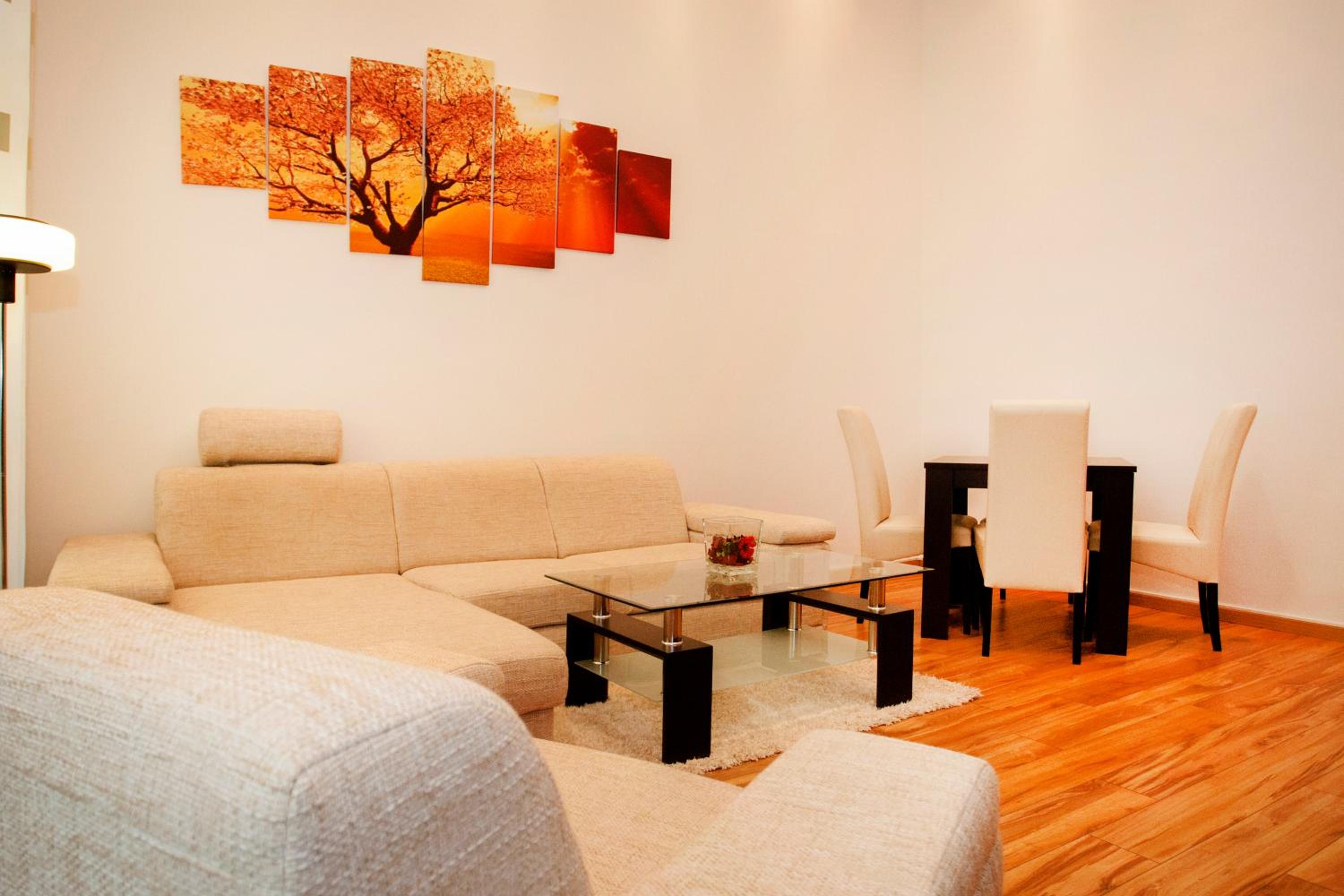 Charlotte Apartment Close to Opera
