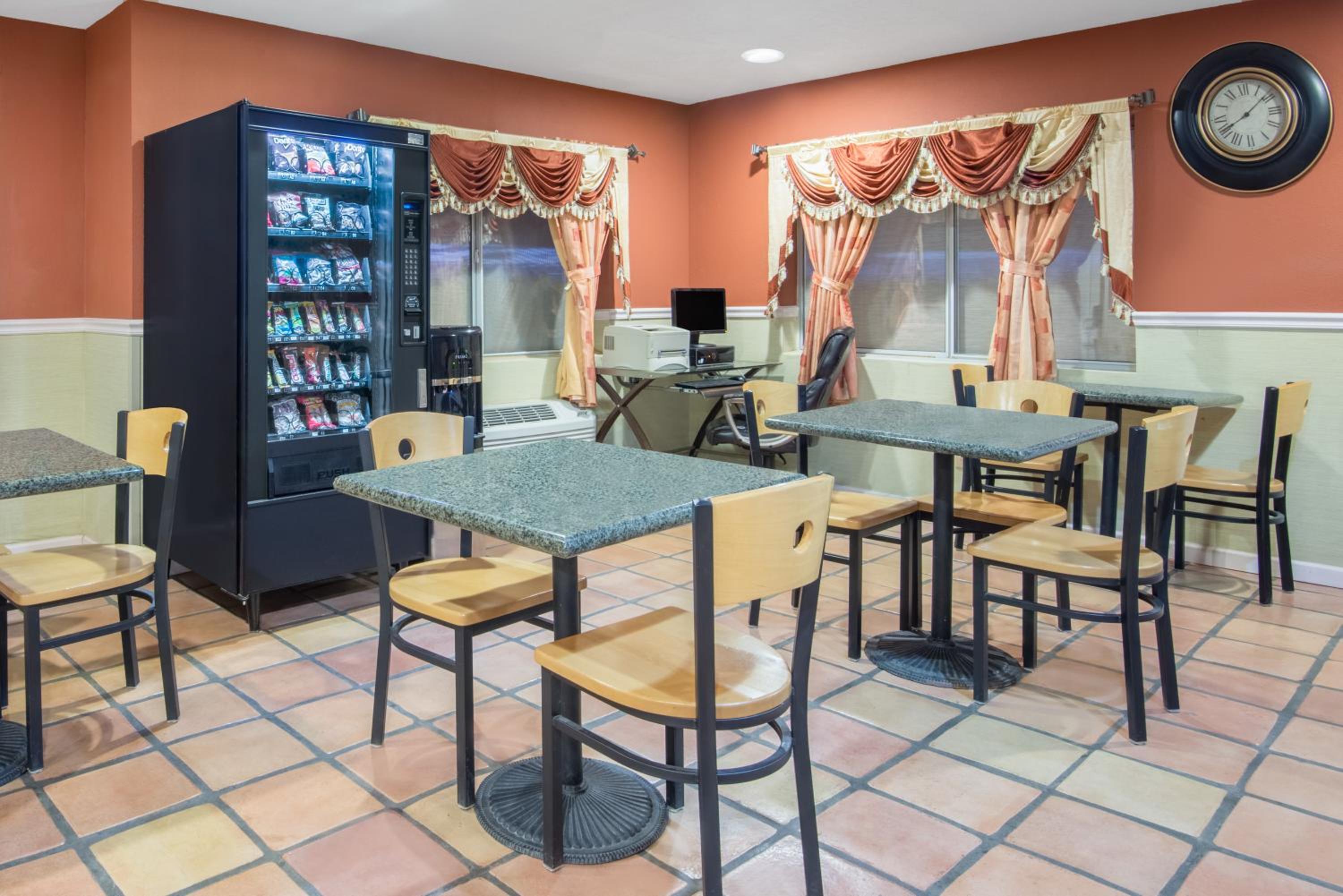 Super 8 by Wyndham Portales - Property Image 7