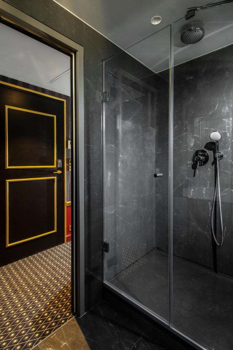 Snob Hotel 18