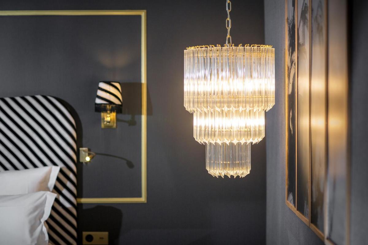 Snob Hotel 37
