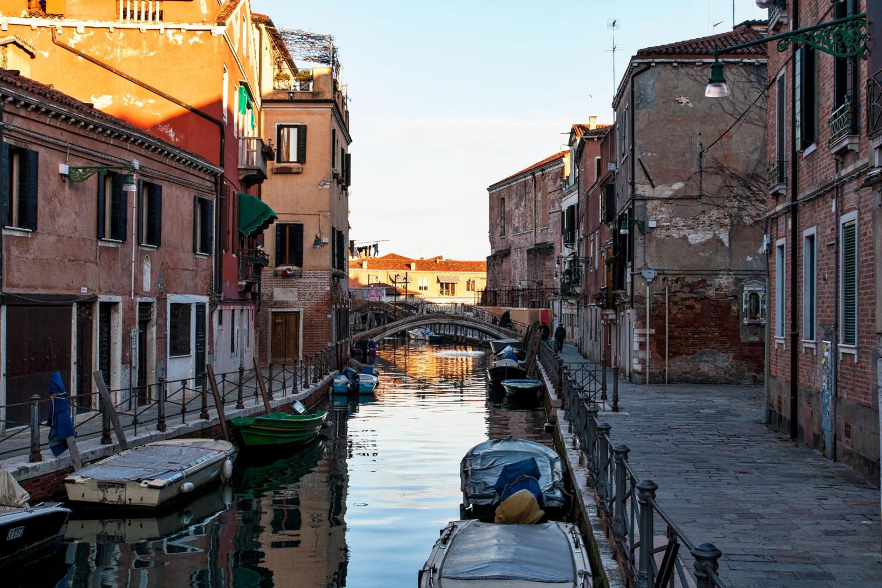 Venezia Biennale Bianco & Rosso